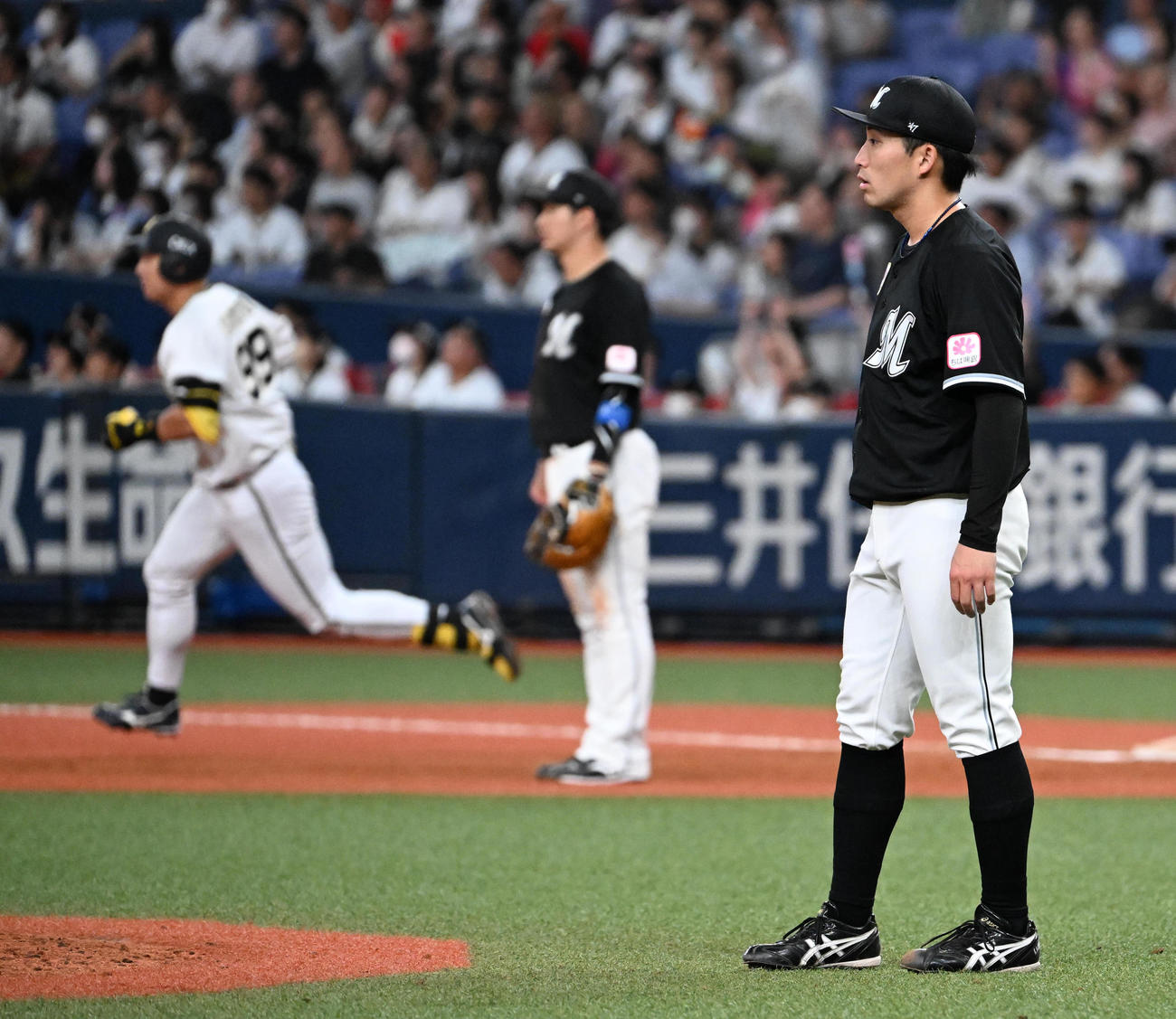 オリックス対ロッテ　7回裏オリックス無死一、三塁、杉本（左）に3点ランニング本塁打を放たれる小島（撮影・石井愛子）