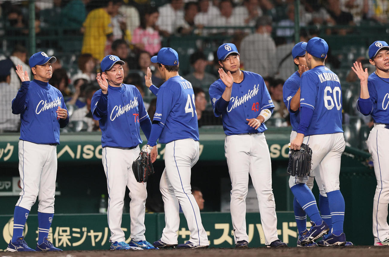 阪神対中日　中日立浪監督（左から2人目）は延長で阪神に勝利し、ナインとタッチをかわす（撮影・上山淳一）