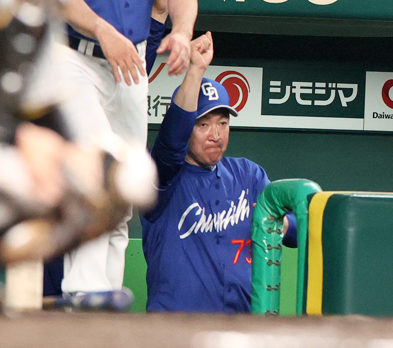 阪神対中日　10回表中日2死三塁、ビシエドが右前適時打を放ち立浪監督はガッツポーズする（撮影・上山淳一）