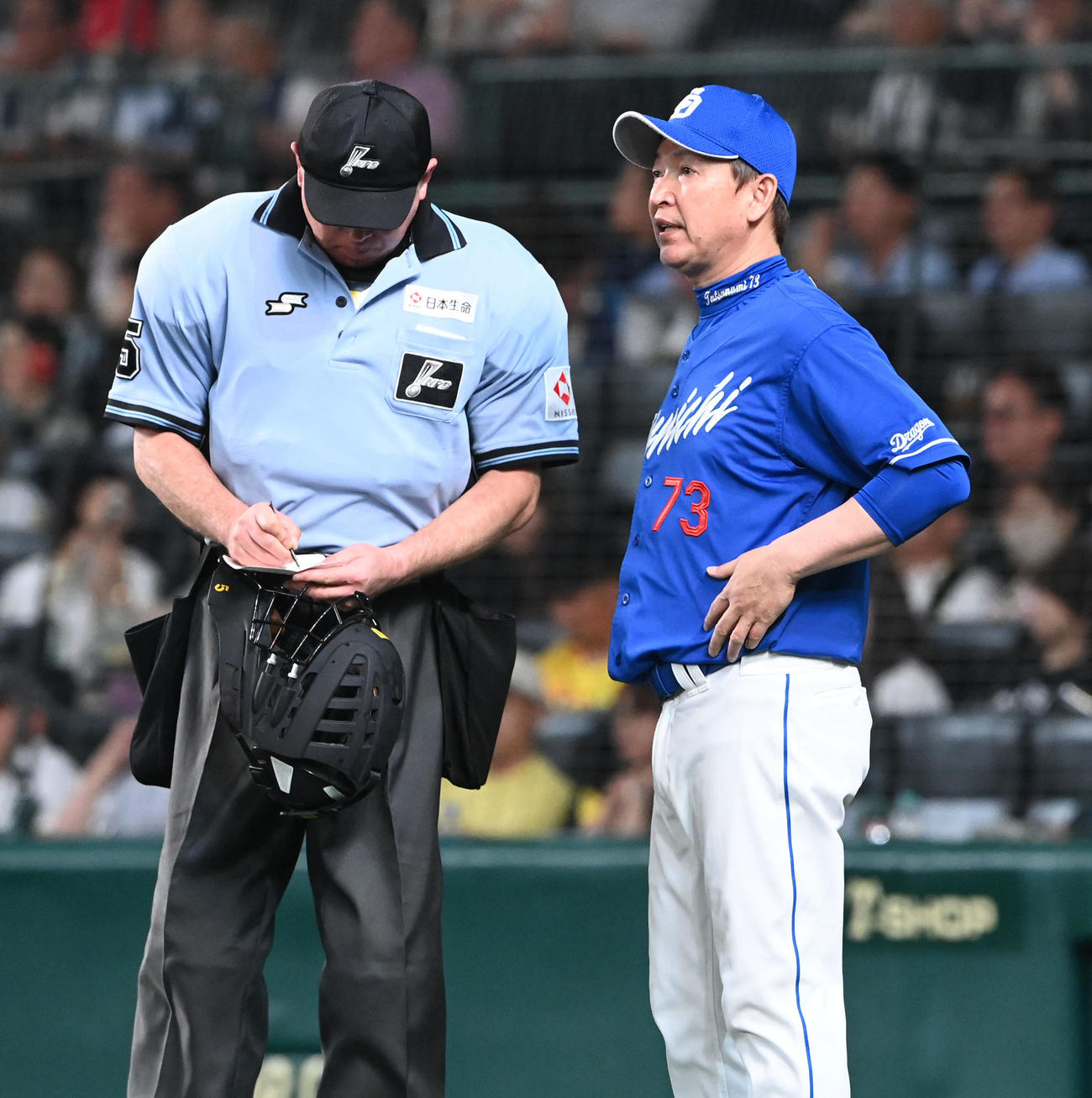 阪神対中日　8回、交代を告げる中日立浪監督（撮影・前岡正明）