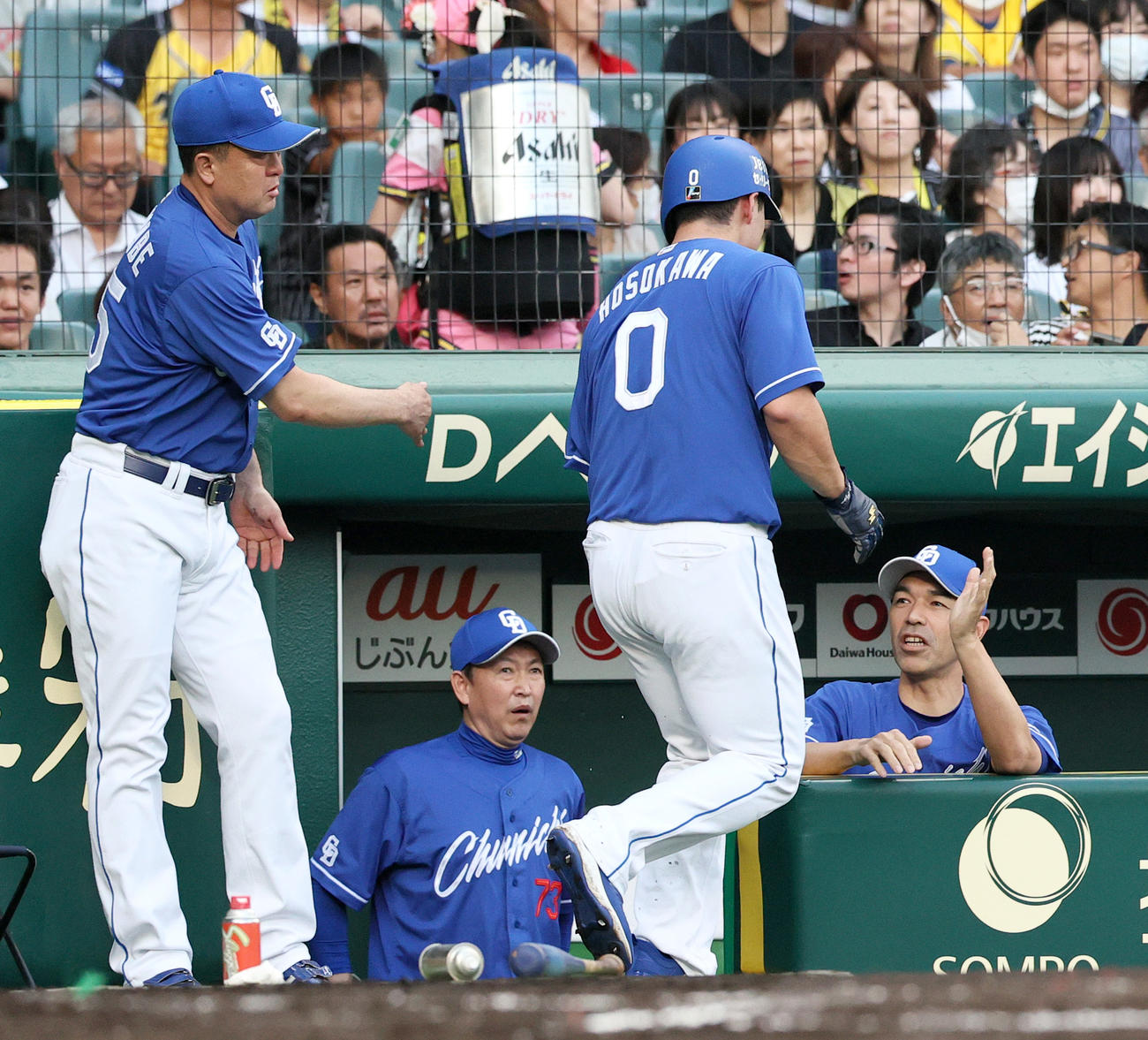 阪神対中日　2回表中日1死二、三塁、石橋の左前2点適時打で生還の細川（手前）を迎える立浪監督（左から2人目）（撮影・上山淳一）