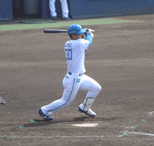 日本ハム対ロッテ　4回裏日本ハム2死一塁、左前打を放つ郡司（撮影・永野高輔）