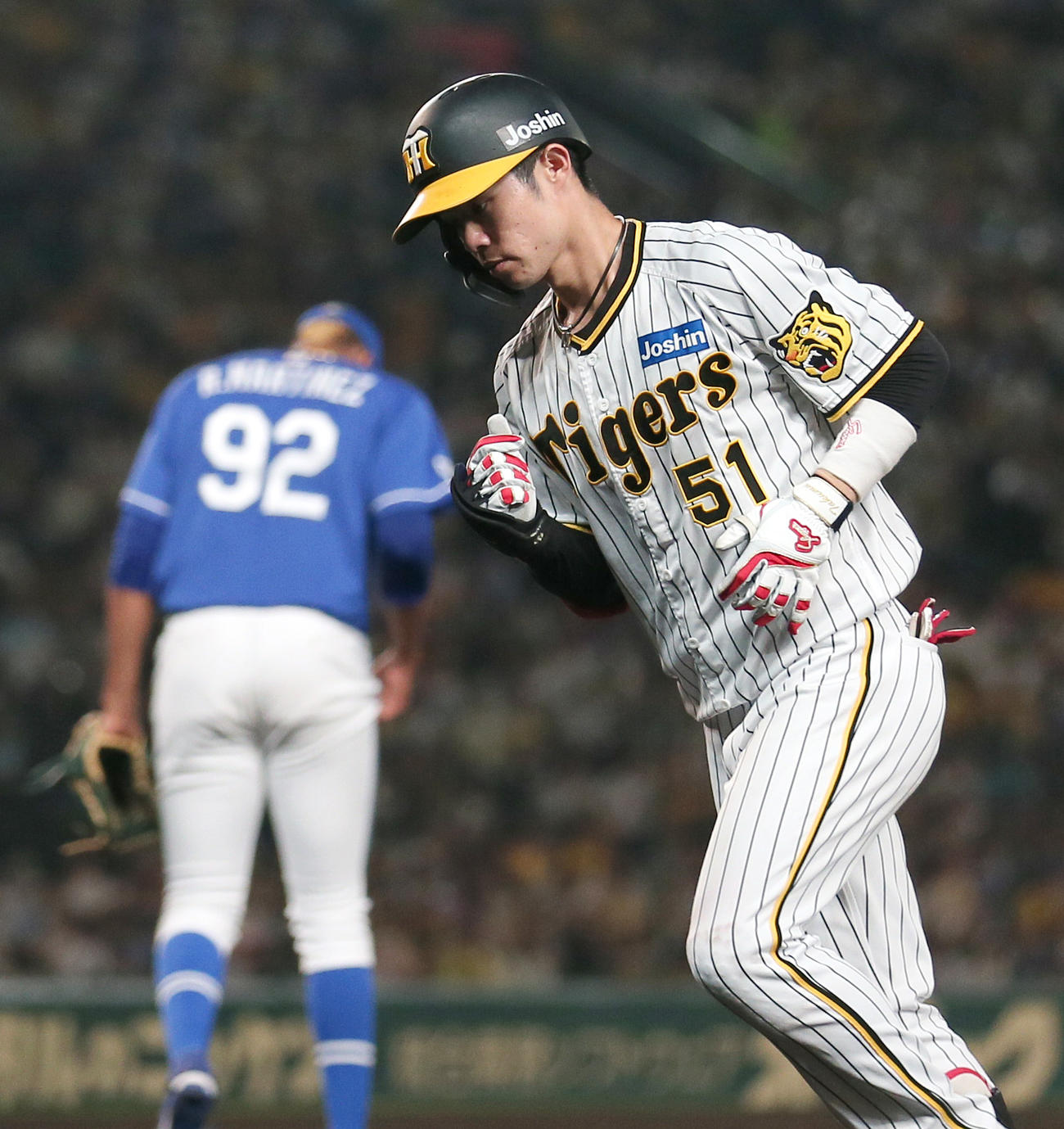 阪神対中日　10回裏阪神1死、中野は一ゴロに倒れる。左はマルティネス（撮影・上山淳一）