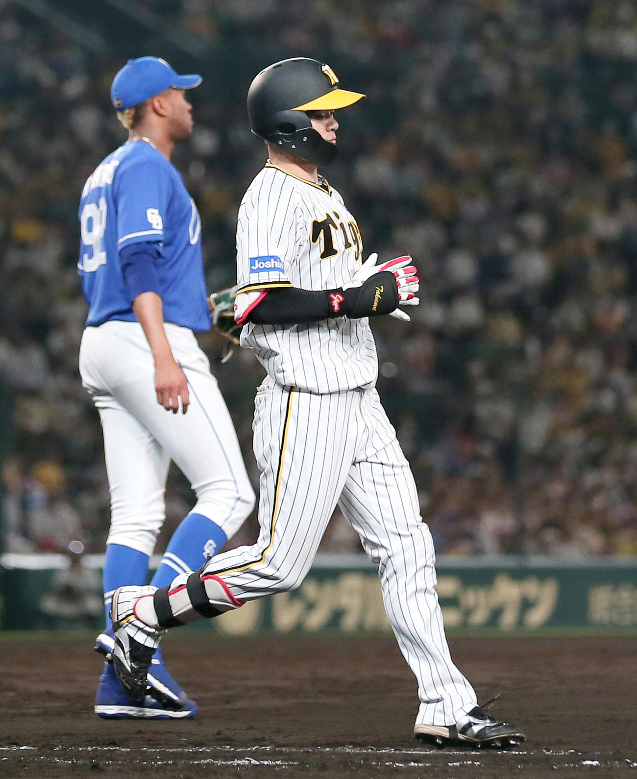阪神対中日　10回裏阪神1死、中野は一ゴロに倒れる。左はマルティネス（撮影・上山淳一）