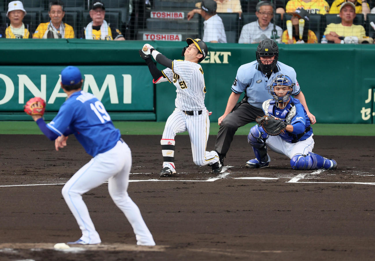 阪神対中日　1回裏阪神1死、中野は三振に倒れる。投手は高橋宏（撮影・加藤哉）