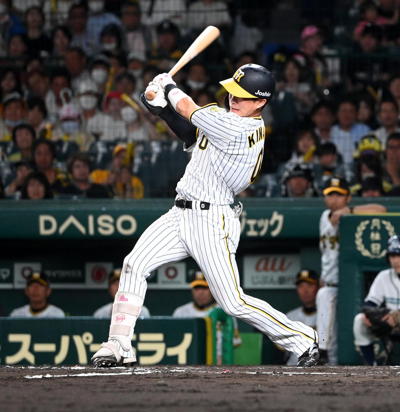 阪神対中日　7回裏阪神2死二塁、木浪は中前適時打を放つ（撮影・前岡正明）