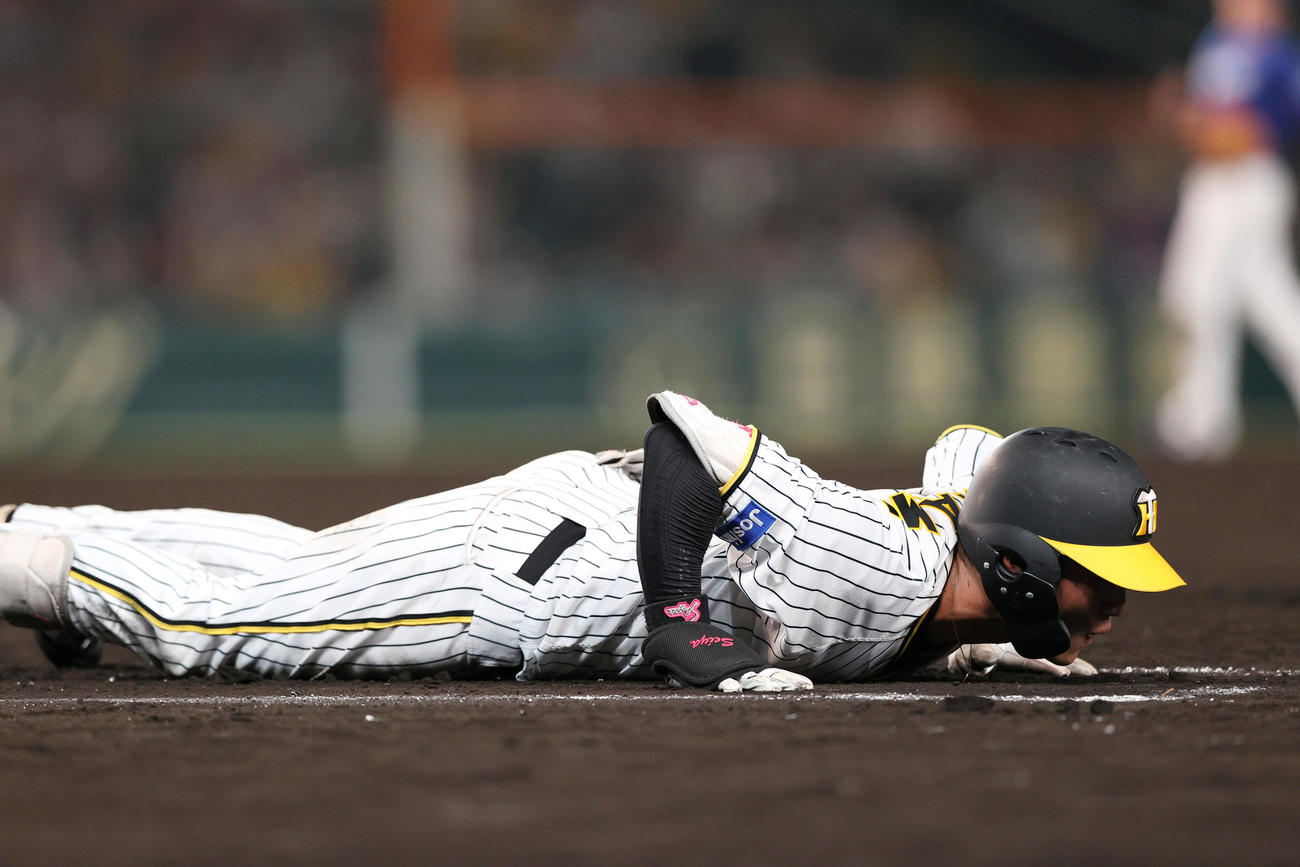 阪神対中日　9回裏阪神1死、遊ゴロでヘッドスライディングする木浪（撮影・上山淳一）