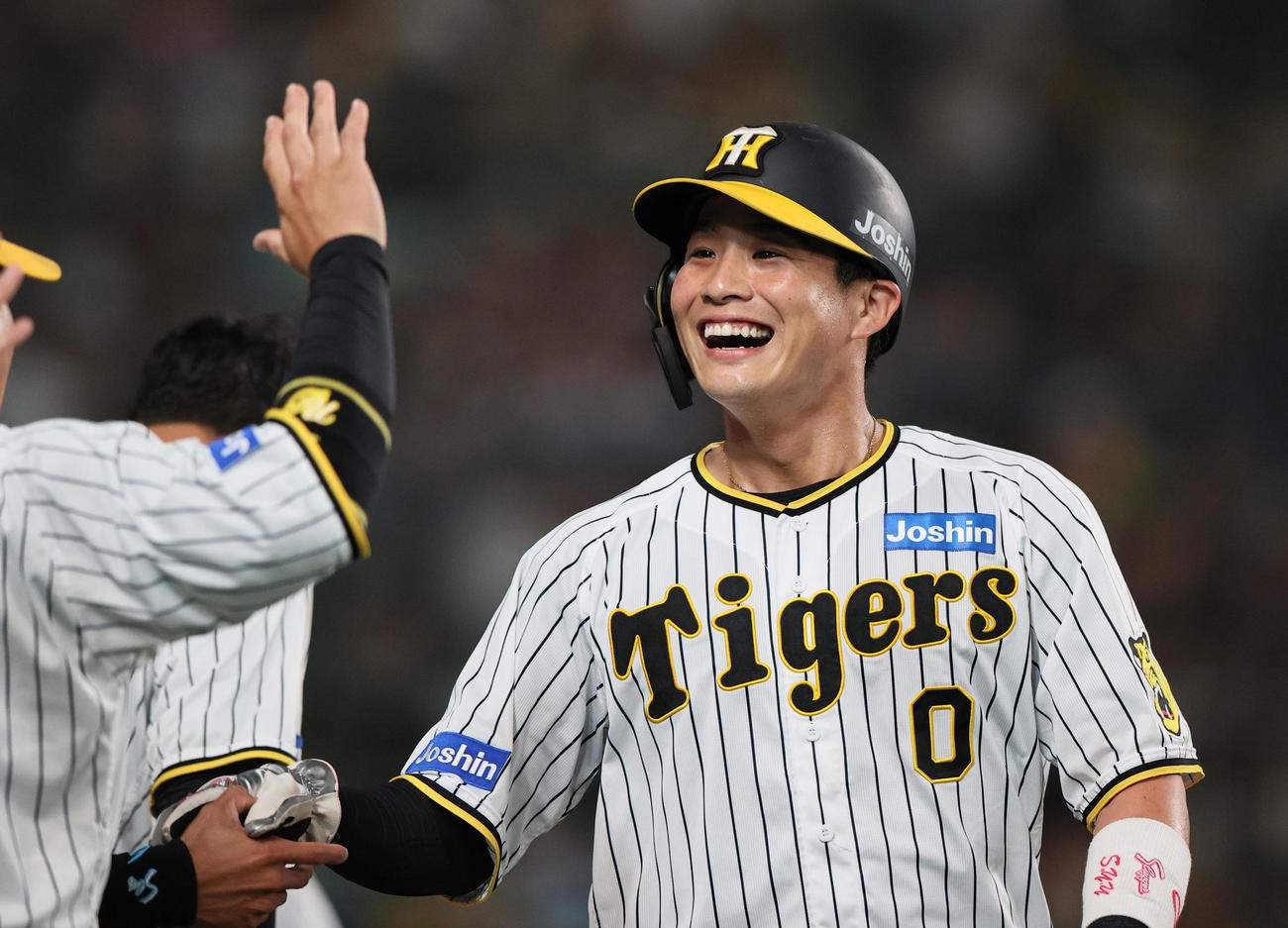 阪神対中日　7回裏阪神2死一、二塁、近本の左前適時打で生還し、出迎えを受ける木浪（撮影・上山淳一）