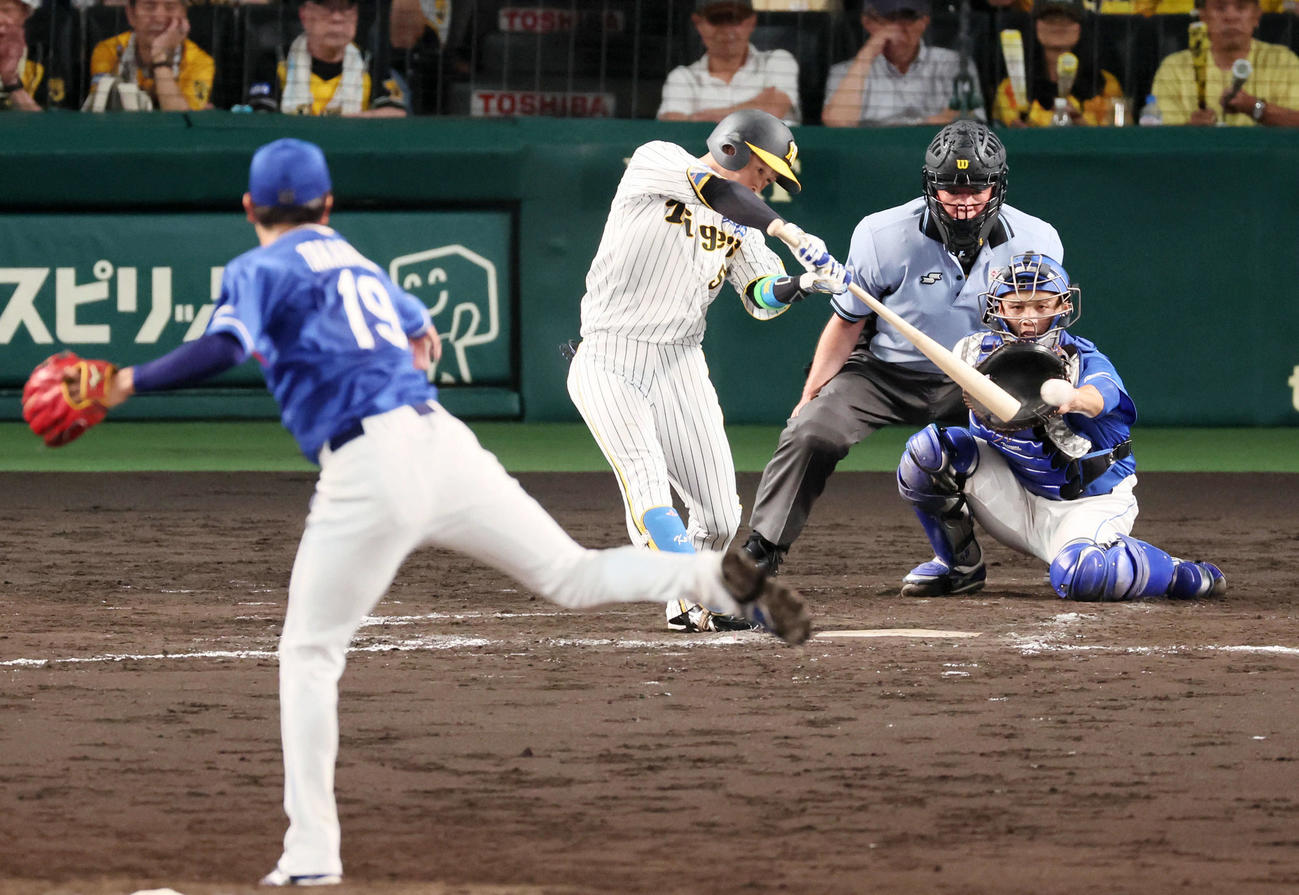 阪神対中日　7回裏阪神2死一、二塁、近本は左適時打を放つ。投手高橋宏（撮影・加藤哉）
