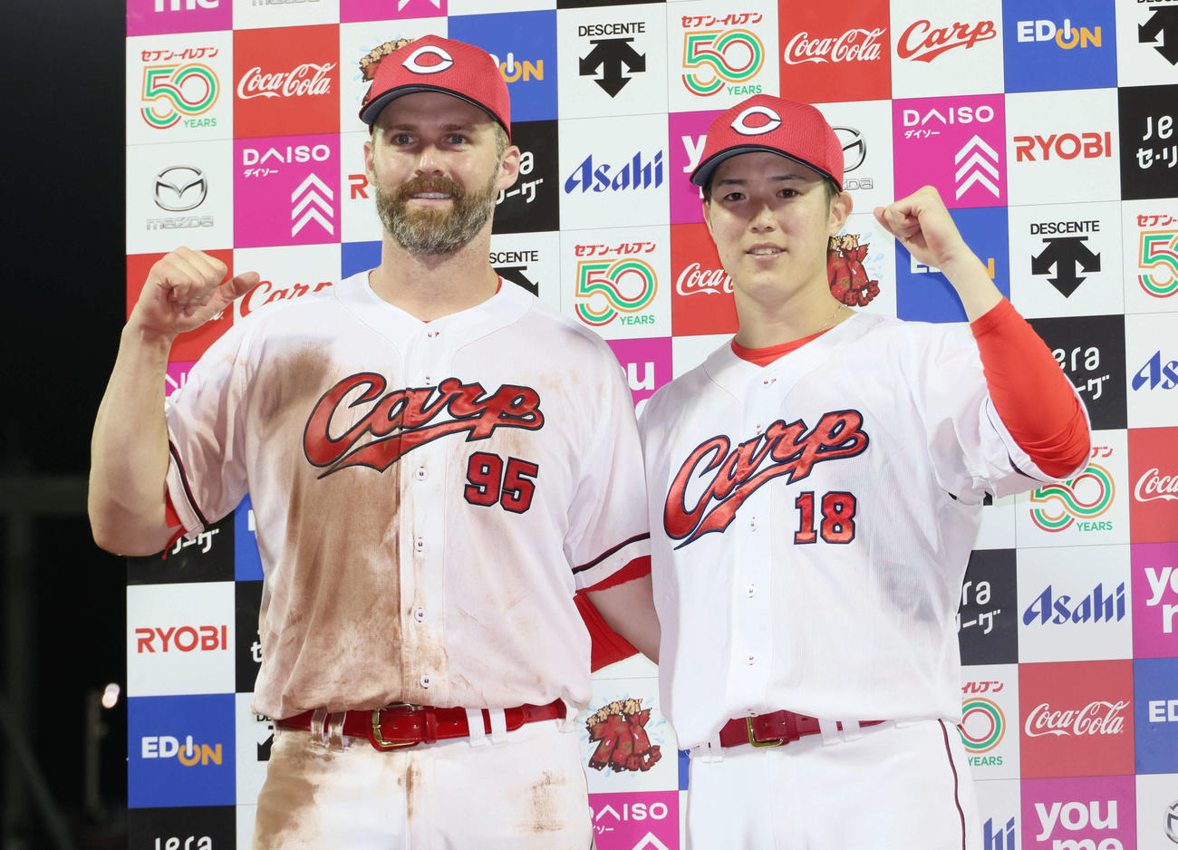 広島対DeNA　お立ち台でポーズを決めるデビッドソン（左）と森下（撮影・加藤孝規）