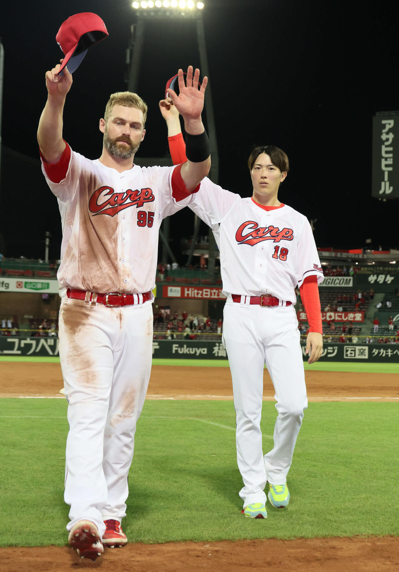 広島対DeNA　ファンの声援に応えるデビッドソン（左）と森下（撮影・加藤孝規）