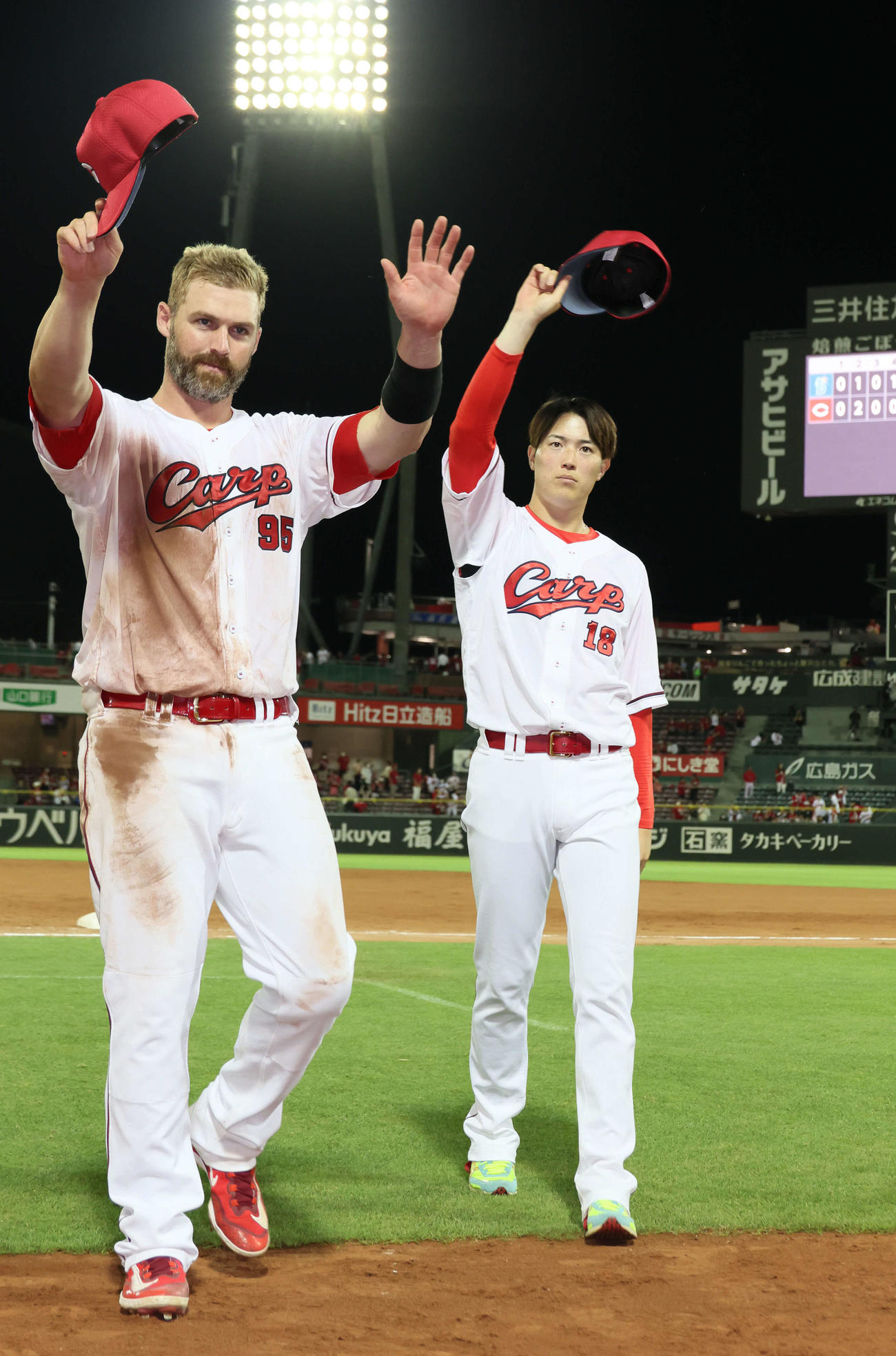広島対DeNA　ファンの声援に応えるデビッドソン（左）と森下（撮影・加藤孝規）