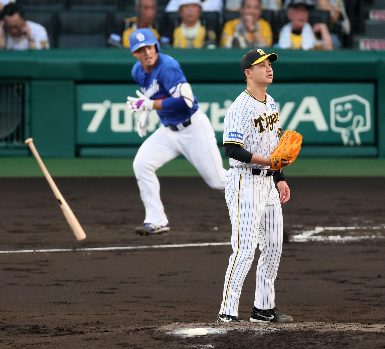 阪神対中日　2回表中日1死二、三塁、大竹は石橋に左前へ2点適時打を許す（撮影・加藤哉）