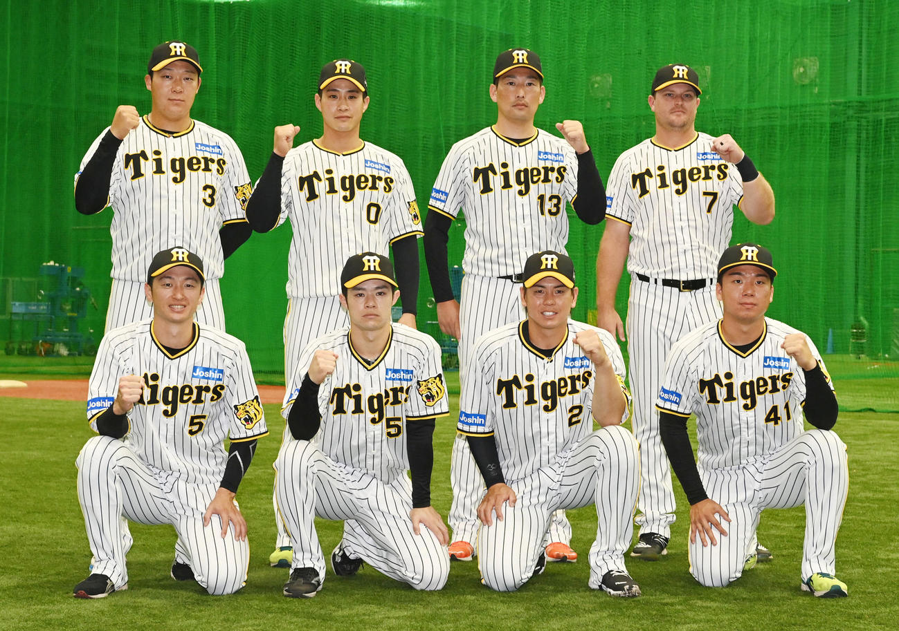 ファン投票でオールスターに出場が決まり記念撮影を行う、前列左から近本、中野、梅野、村上、後列左から大山、木浪、岩崎、ノイジー（撮影・前岡正明）
