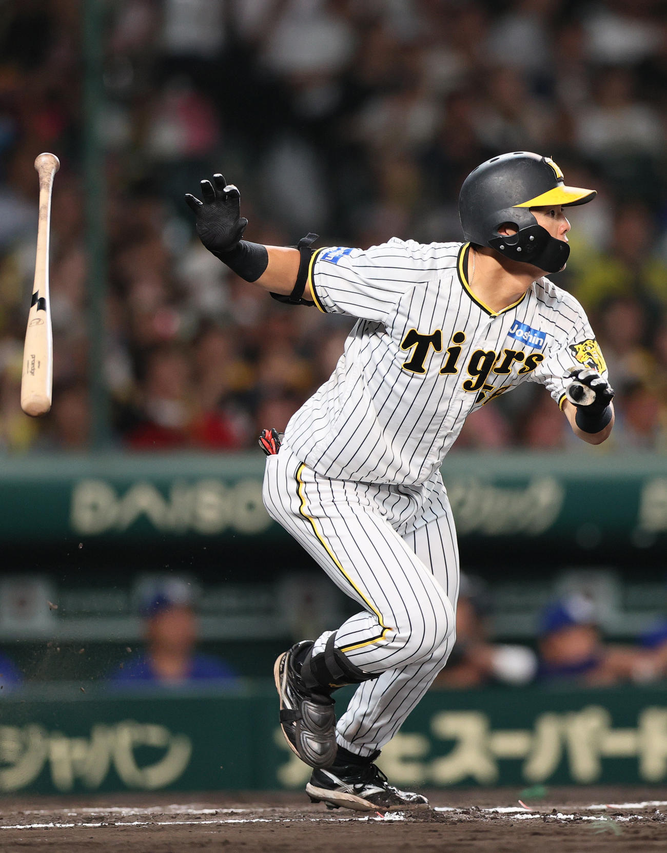阪神対中日　6回裏阪神1死一、二塁、前川は中前打を放つ（撮影・上山淳一）
