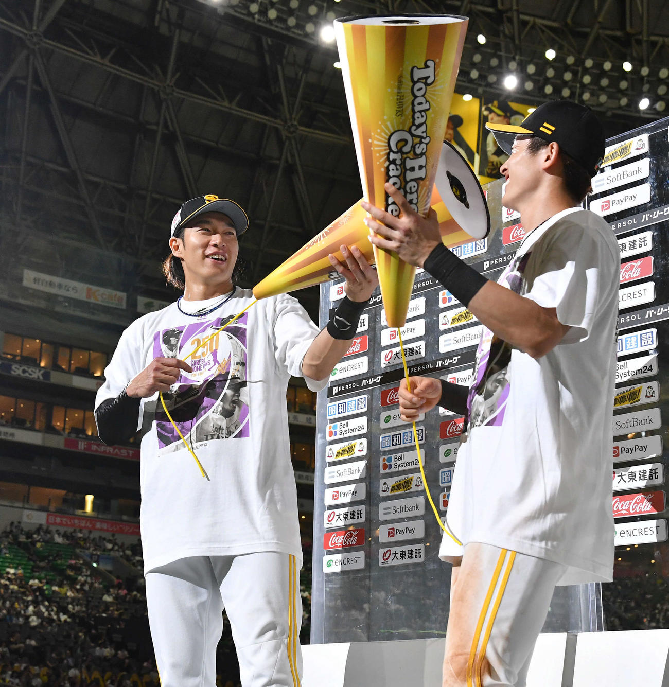 ソフトバンク対楽天　楽天に勝利し、お立ち台で周東（右）の顔に勝利のクラッカーを向けておどける柳田（撮影・岩下翔太）