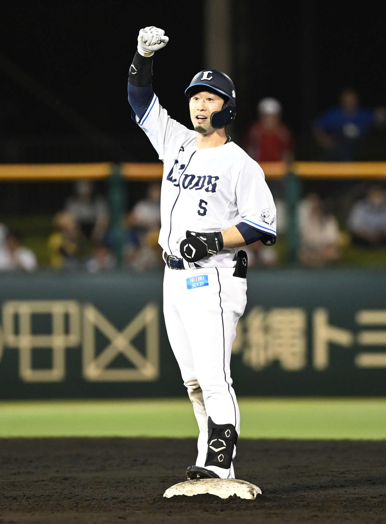 西武対日本ハム　8回裏西武2死二塁、先制適時打を放った外崎はガッツポーズ（撮影・山崎安昭）