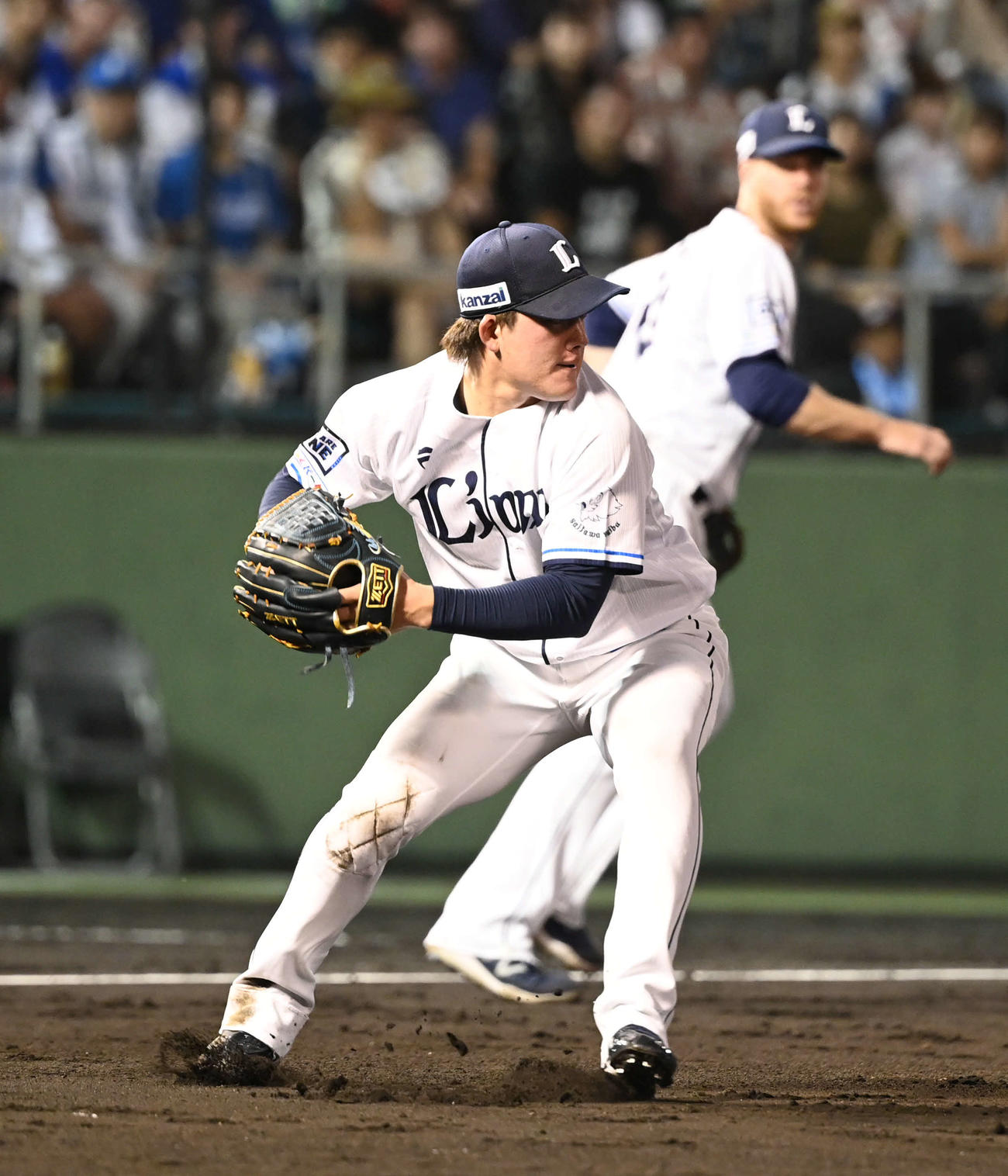 西武対日本ハム　5回表日本ハム無死一塁、梅林は投前バントゴロを捕球した与座は二塁へ送球。併殺に仕留める（撮影・山崎安昭）