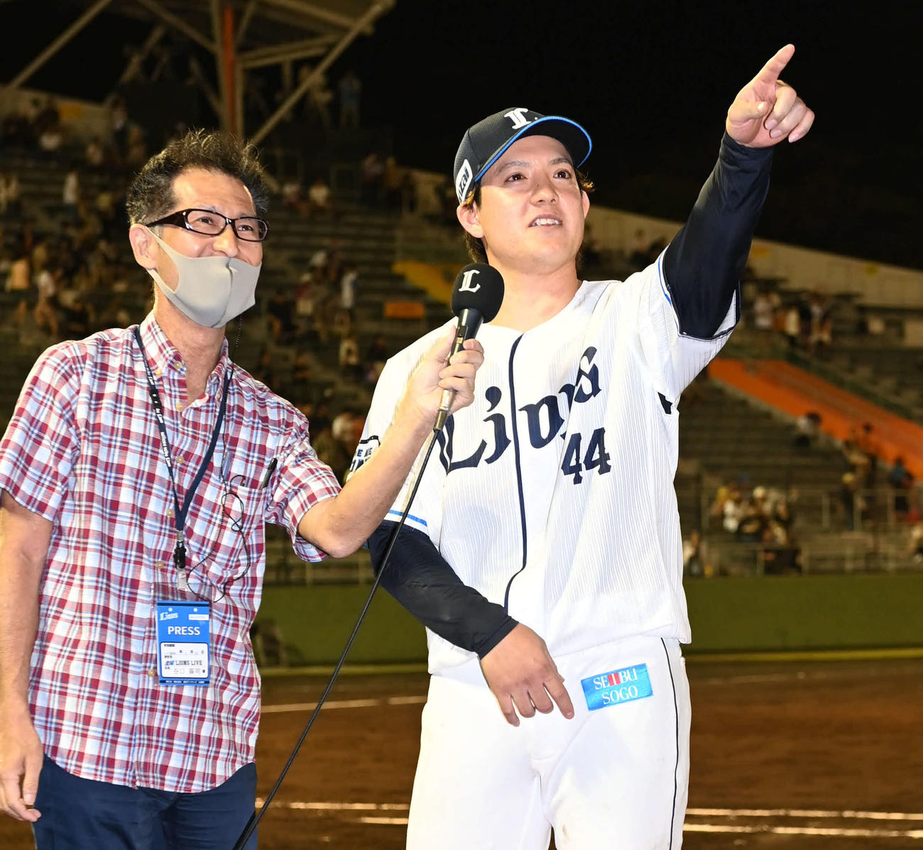 西武対日本ハム　お立ち台で西武与座はスタンドにいる知人を指さす（撮影・山崎安昭）