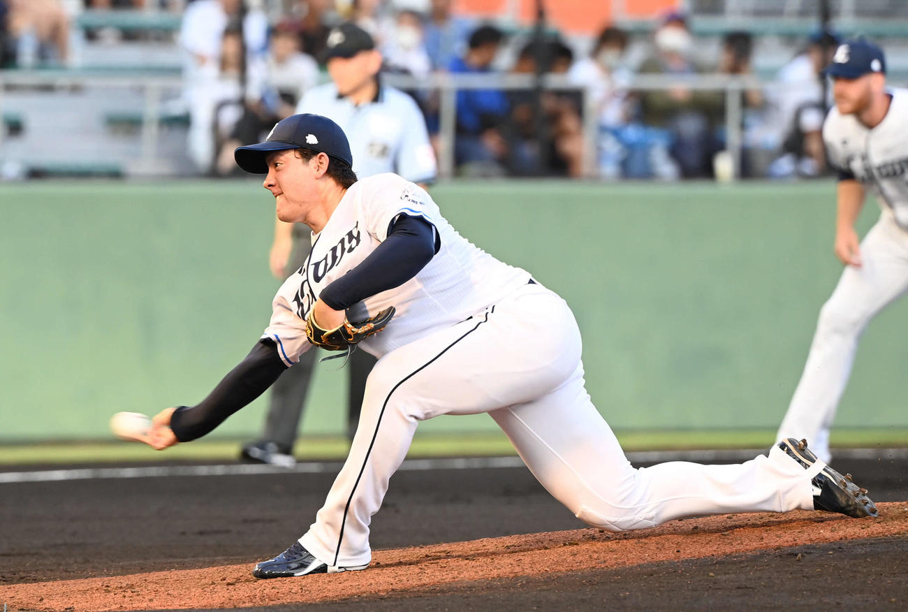 西武対日本ハム　力投する西武先発の与座（撮影・山崎安昭）