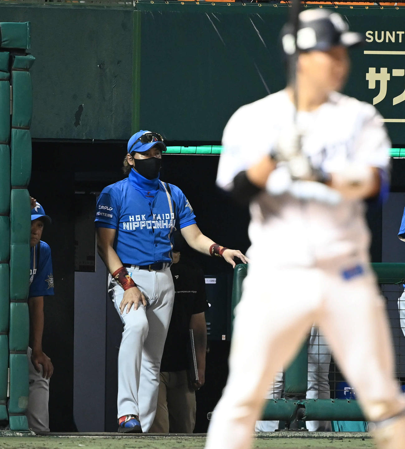 西武対日本ハム　ベンチ最前列で戦況を見守る日本ハム新庄監督（撮影・山崎安昭）