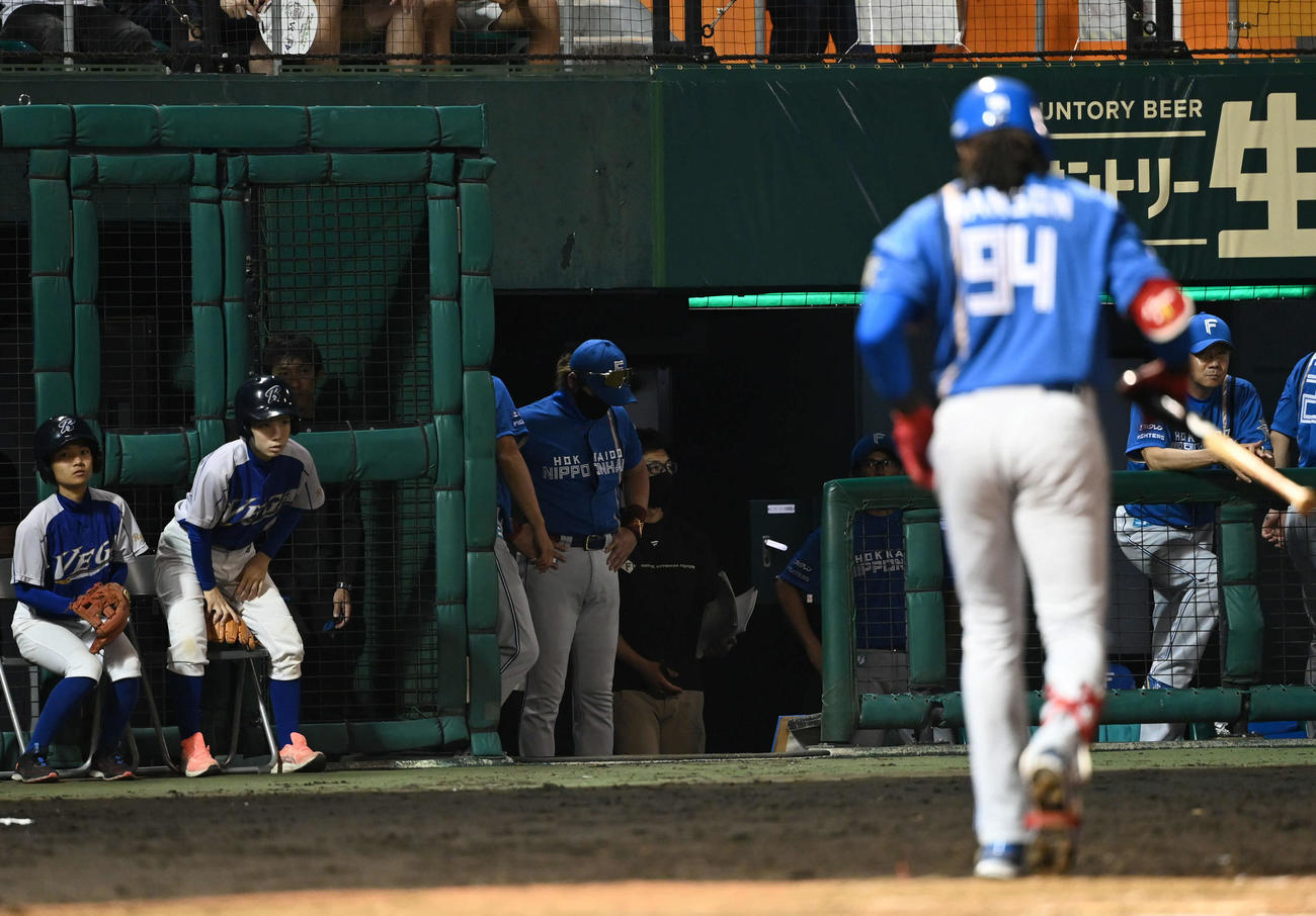 西武対日本ハム　8回表日本ハム2死一、二塁、代打ハンソン（手前）が空振り三振に倒れ、うなだれる新庄監督（中央）（撮影・山崎安昭）