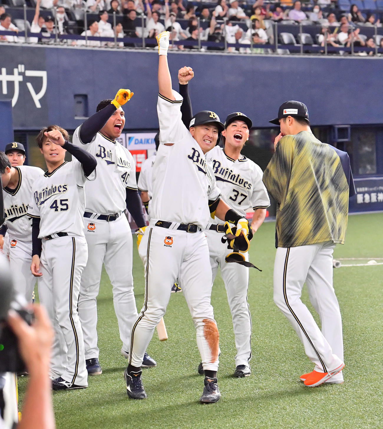 オリックス対ロッテ　7回裏オリックス無死一、三塁、3点ランニング本塁打を放った杉本はベンチ前で昇天ポーズ（撮影・和賀正仁）