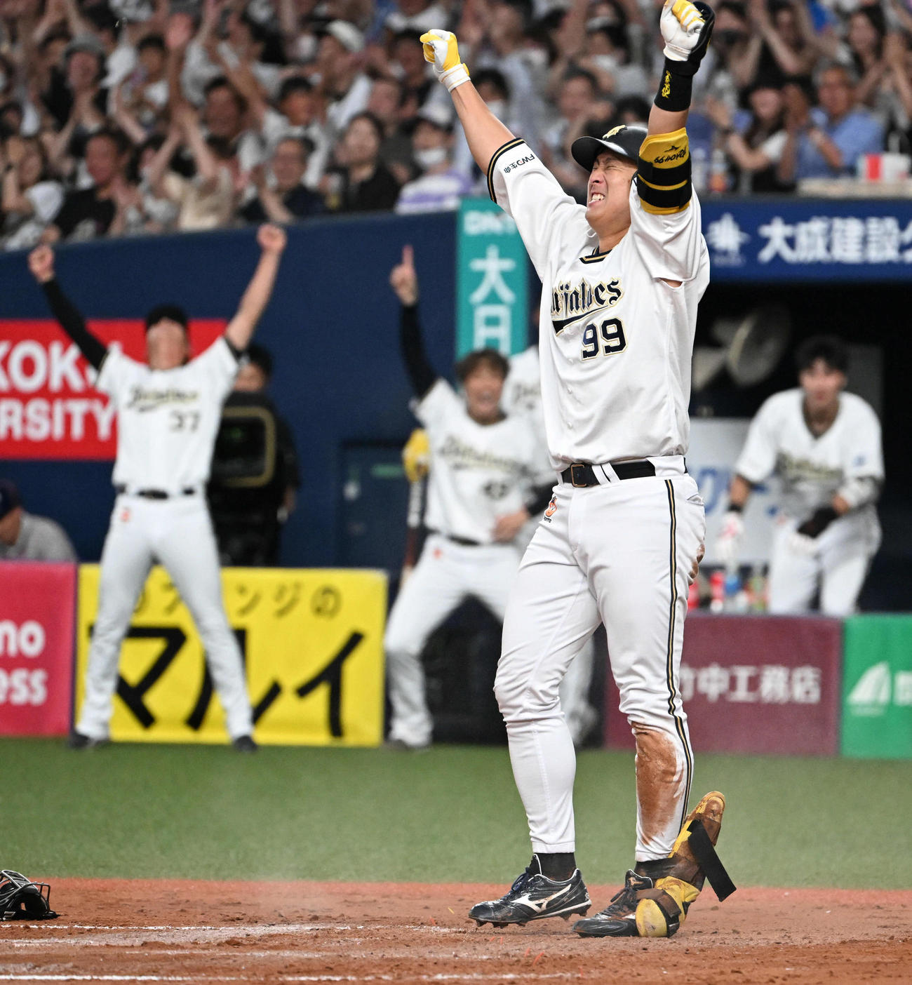 オリックス対ロッテ　7回裏オリックス無死一、三塁、左翼越えに3点ランニング本塁打を放ちガッツポーズをする杉本（撮影・石井愛子）