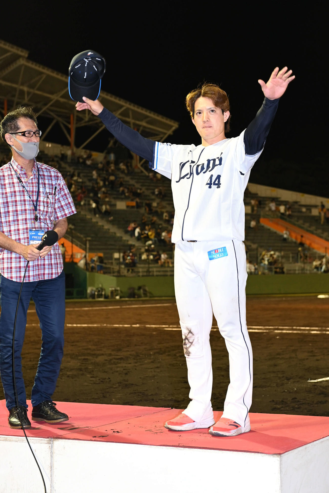 西武対日本ハム　お立ち台で声援に応える西武与座（撮影・山崎安昭）