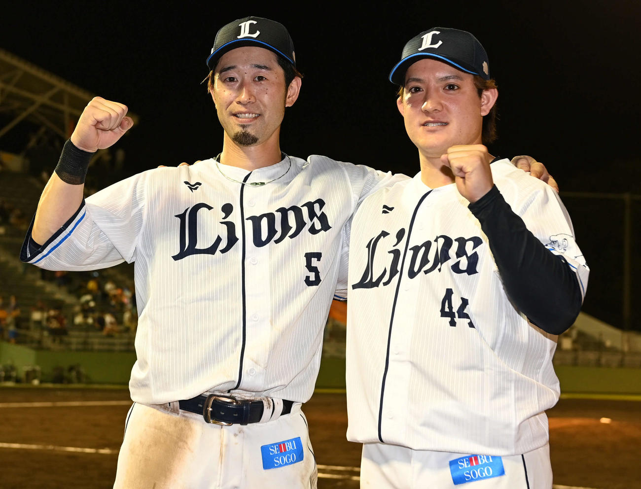 西武対日本ハム　お立ち台でガッツポーズの西武外崎（左）と与座（撮影・山崎安昭）