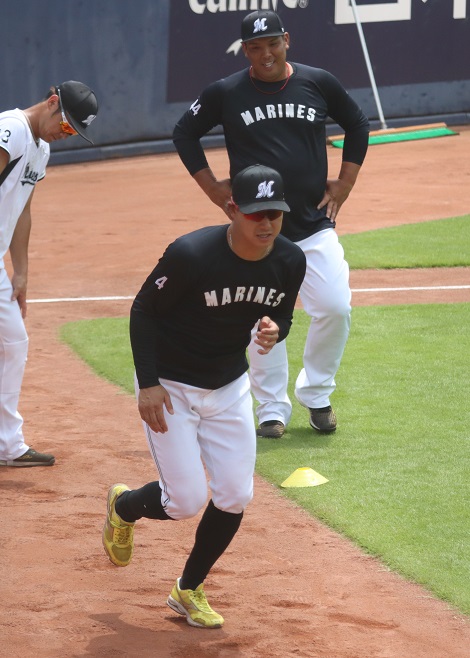 日本ハム対ロッテ　試合前練習に臨むロッテ藤岡（中央）と井上（右）（撮影・永野高輔）