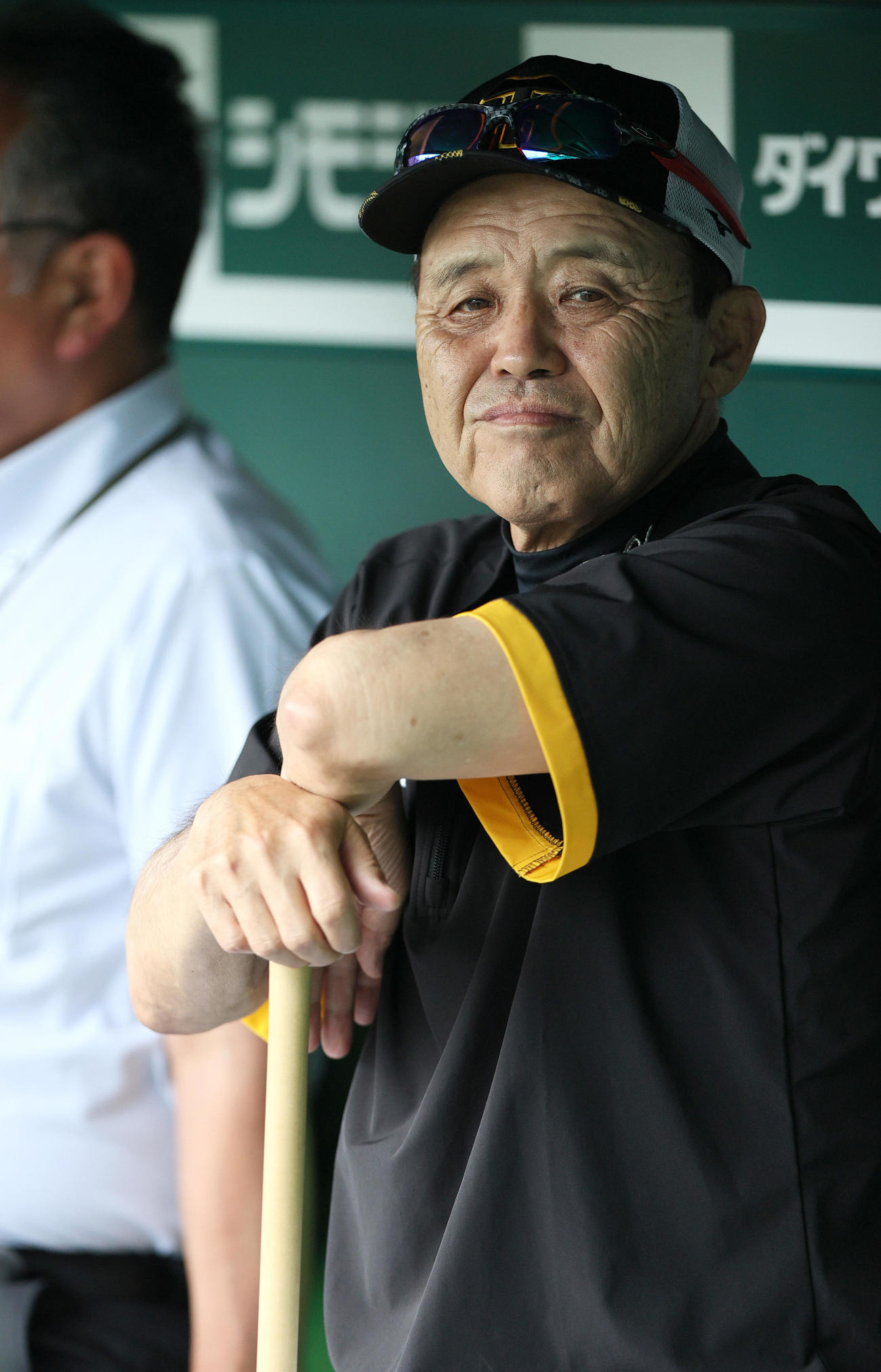 阪神対中日　試合前の練習を見守る阪神岡田監督（撮影・上山淳一）