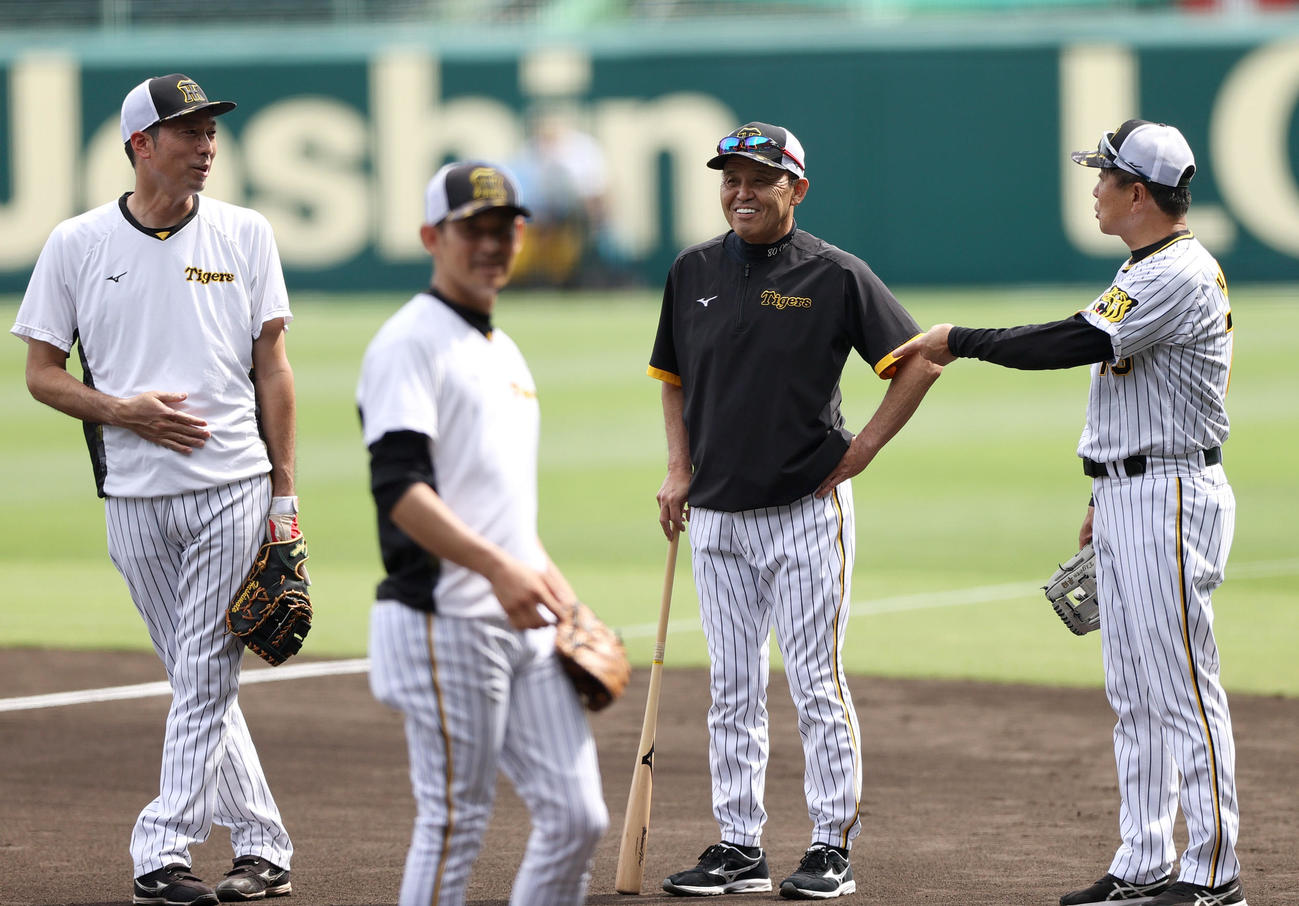 阪神対中日　試合前の練習で阪神岡田監督（左から3人目）はリラックスした表情で平田ヘッドコーチ（右）らと話す（撮影・上山淳一）