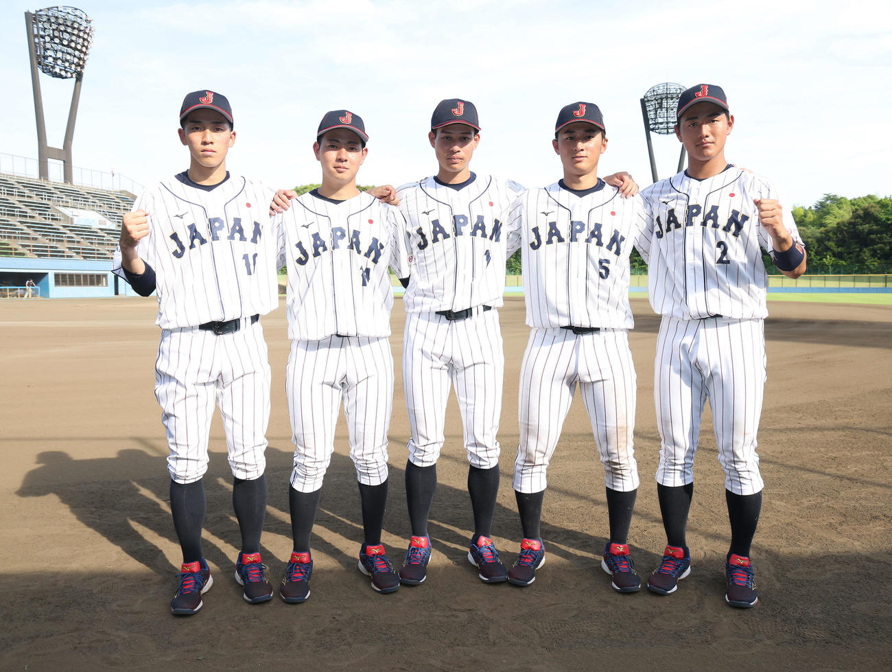 侍ジャパン大学日本代表直前合宿の練習後、写真に納まる青学大の、左から常広、下村、中島、佐々木、西川（撮影・河田真司）