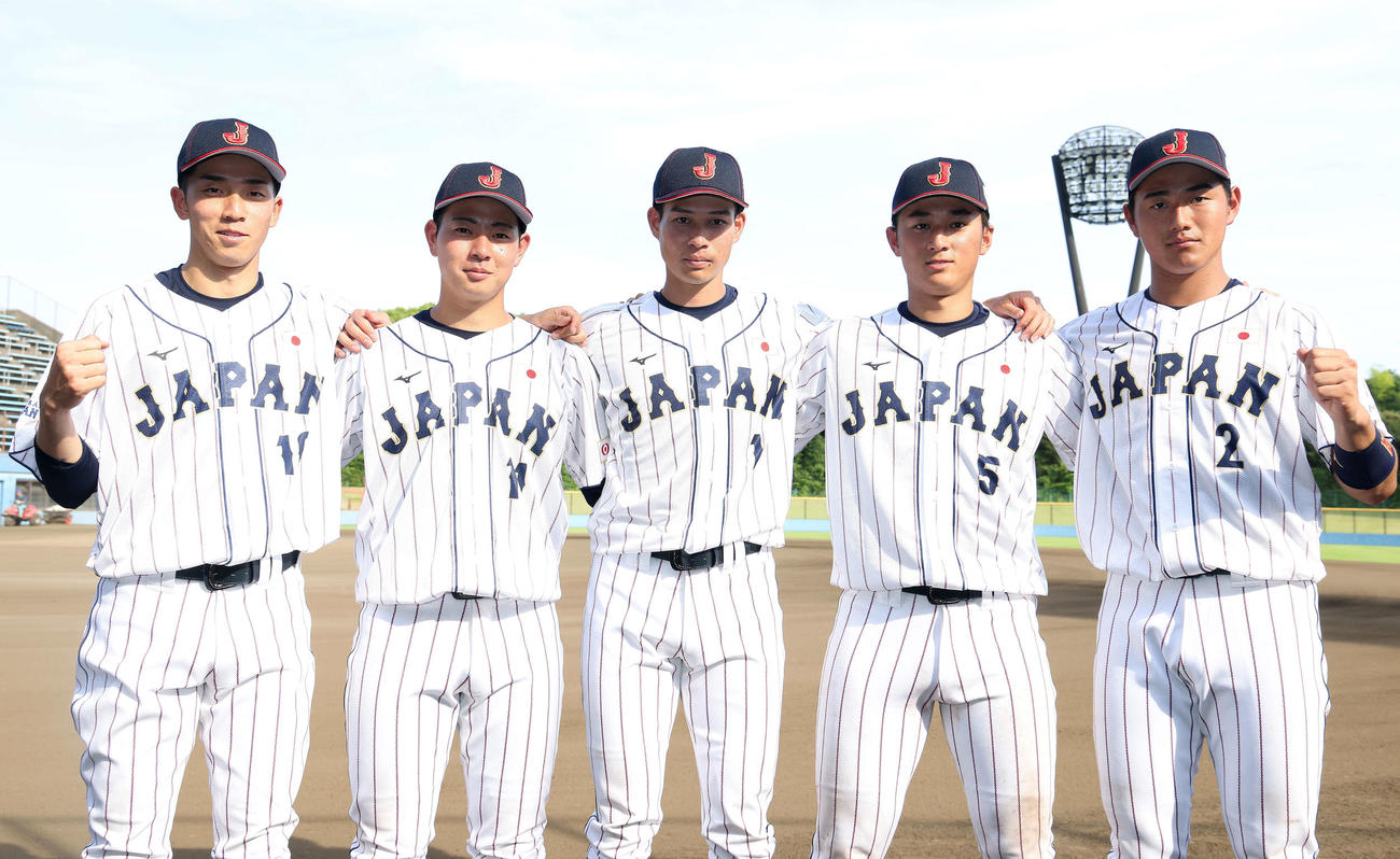 侍ジャパン大学日本代表直前合宿の練習後、写真納まる青学大の、左から常広、下村、中島、佐々木、西川（撮影・河田真司）