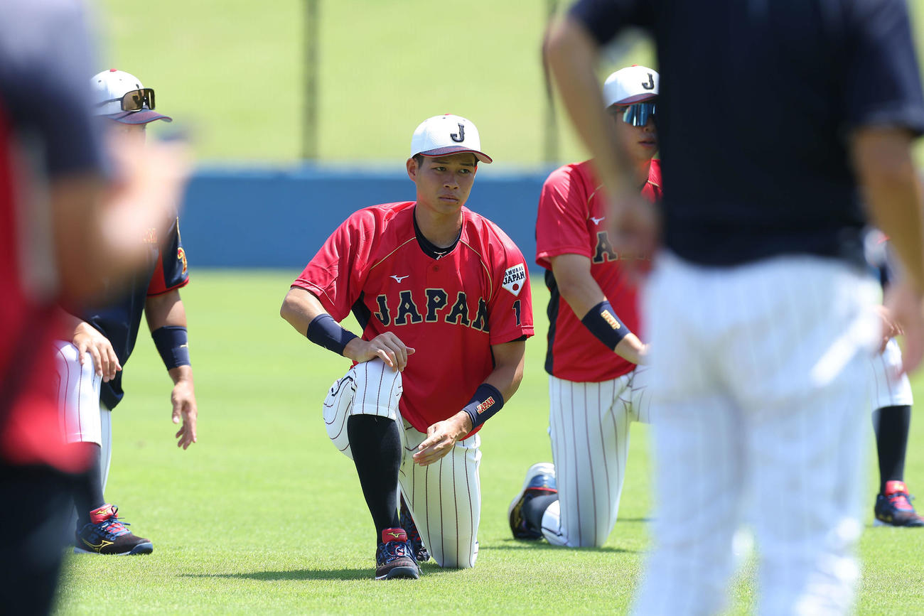侍ジャパン大学日本代表直前合宿でウオーミングアップする青学大・中島（撮影・河田真司）