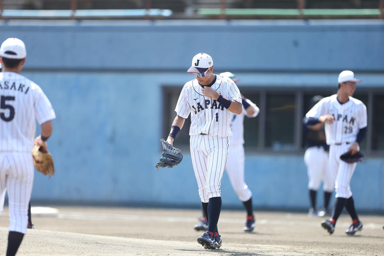 侍ジャパン大学日本代表直前合宿でマウンドに集まる青学大・中島（中央）（撮影・河田真司）