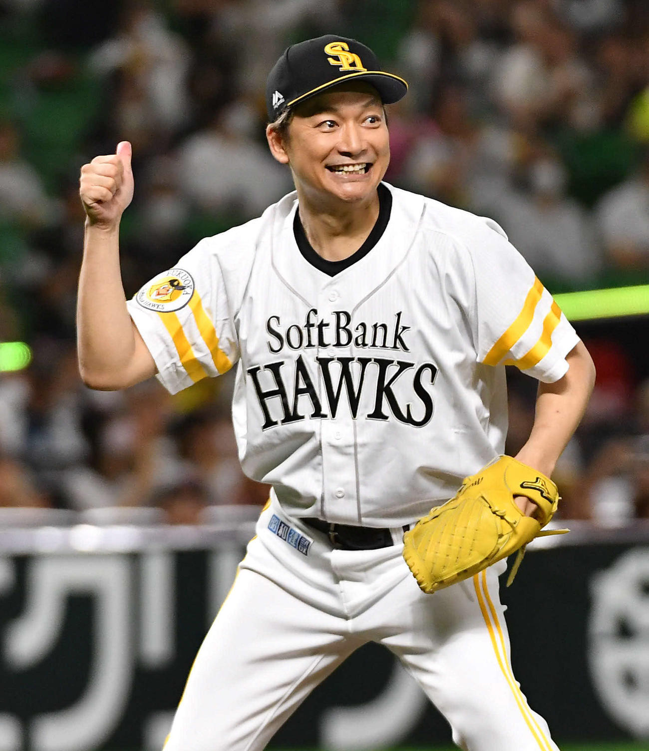 ソフトバンク対楽天　セレモニアルピッチを務めた、タレントの香取慎吾（撮影・岩下翔太）