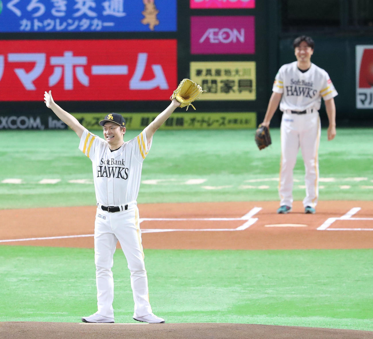 ソフトバンク対楽天　セレモニアルピッチで投球した香取慎吾と球を受けた和田（撮影・梅根麻紀）