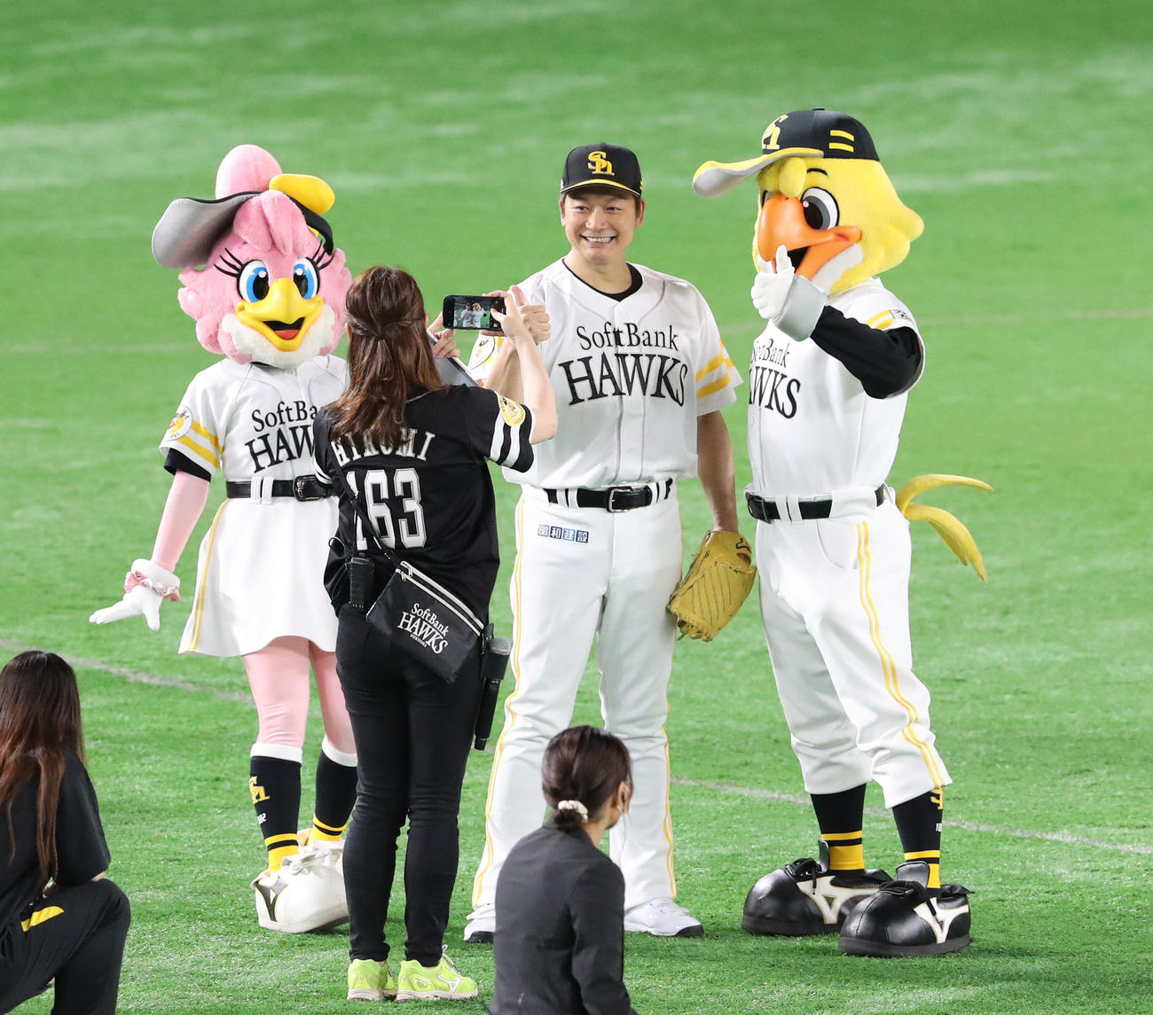 ソフトバンク対楽天　セレモニアルピッチで投球した香取慎吾（撮影・梅根麻紀）