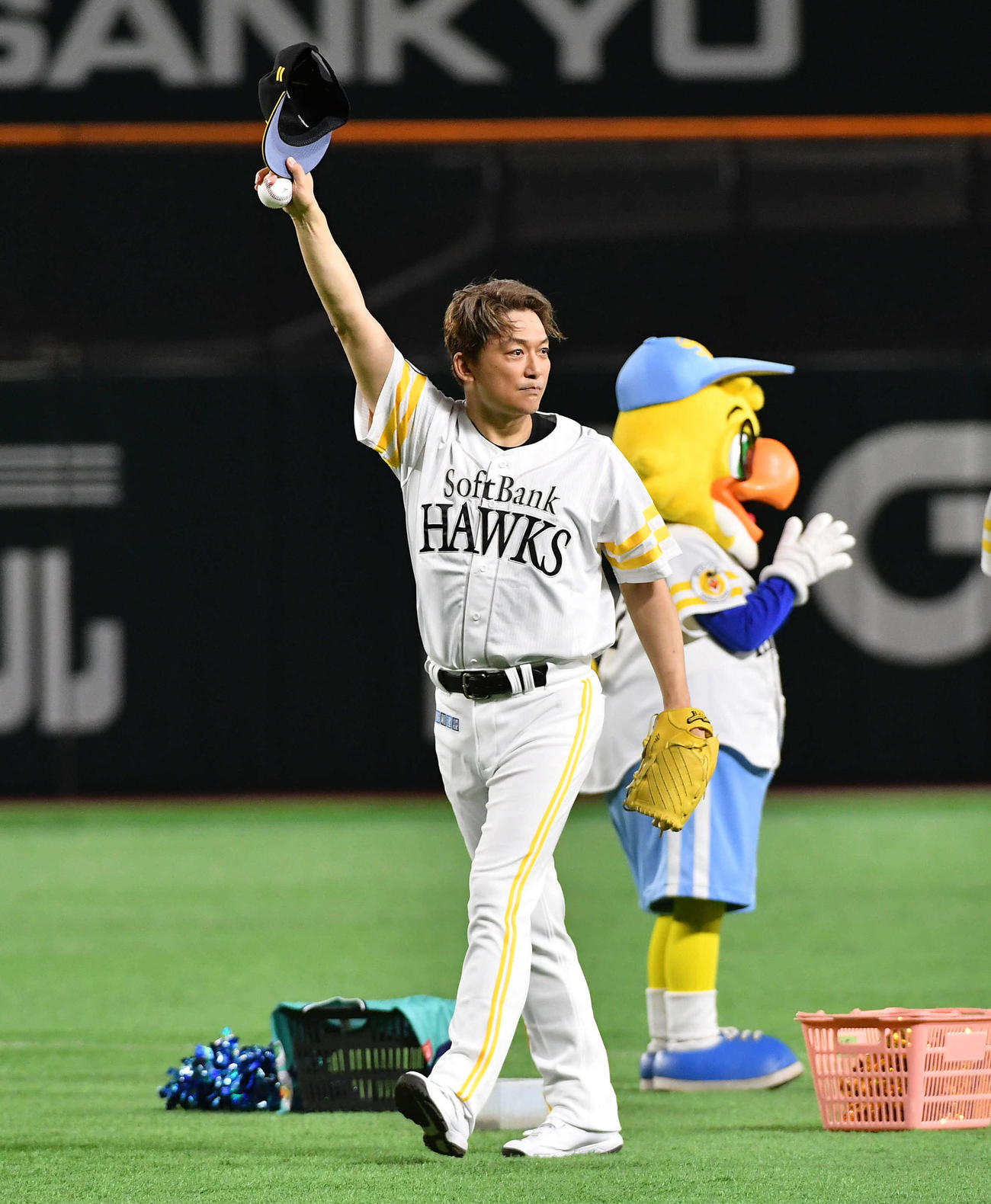 ソフトバンク対楽天　セレモニアルピッチのマウンドへ向かうタレントの香取慎吾（撮影・岩下翔太）