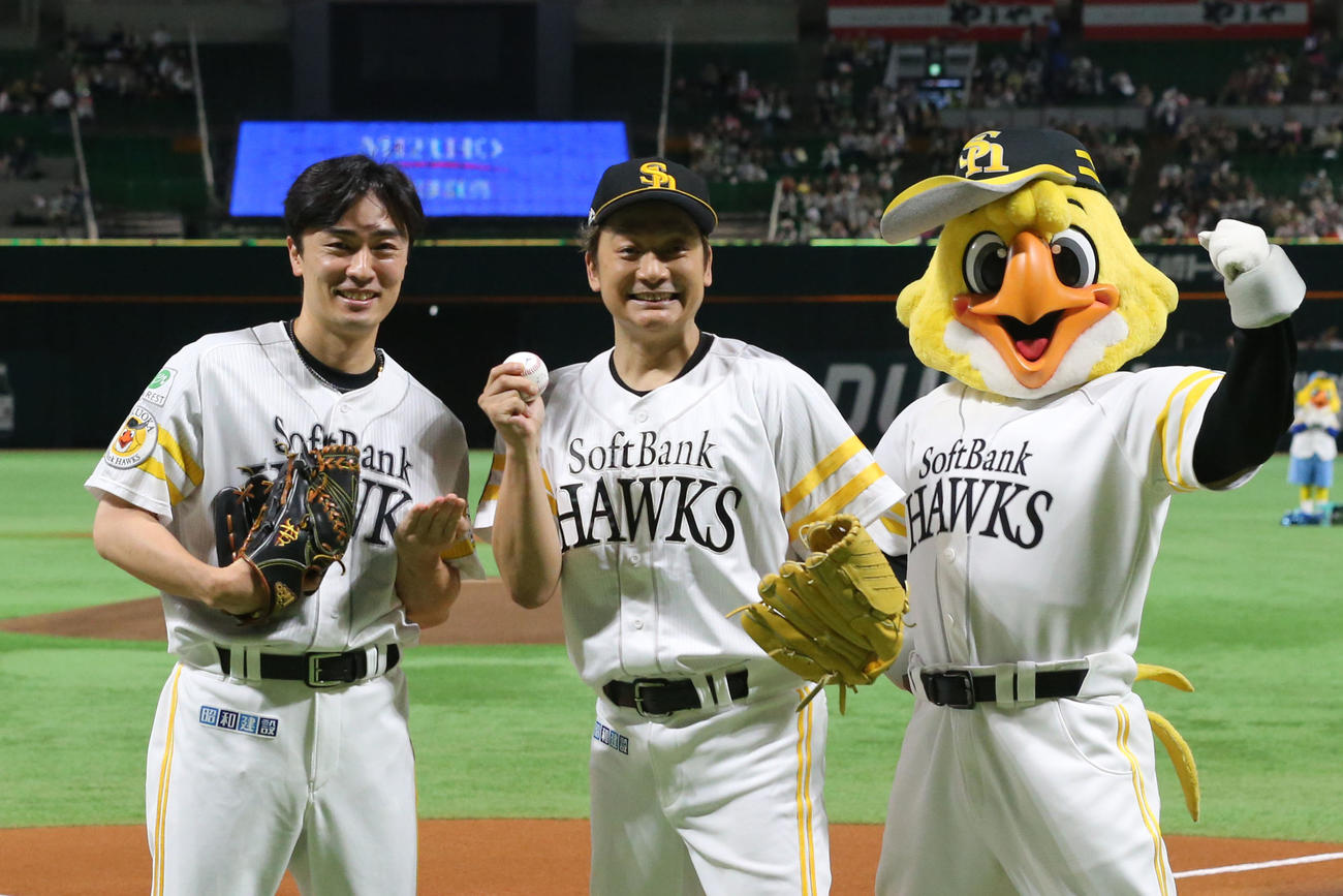 セレモニアルピッチ後に記念撮影に納まる香取慎吾(中央)と和田(左)(撮影・冨田成美)