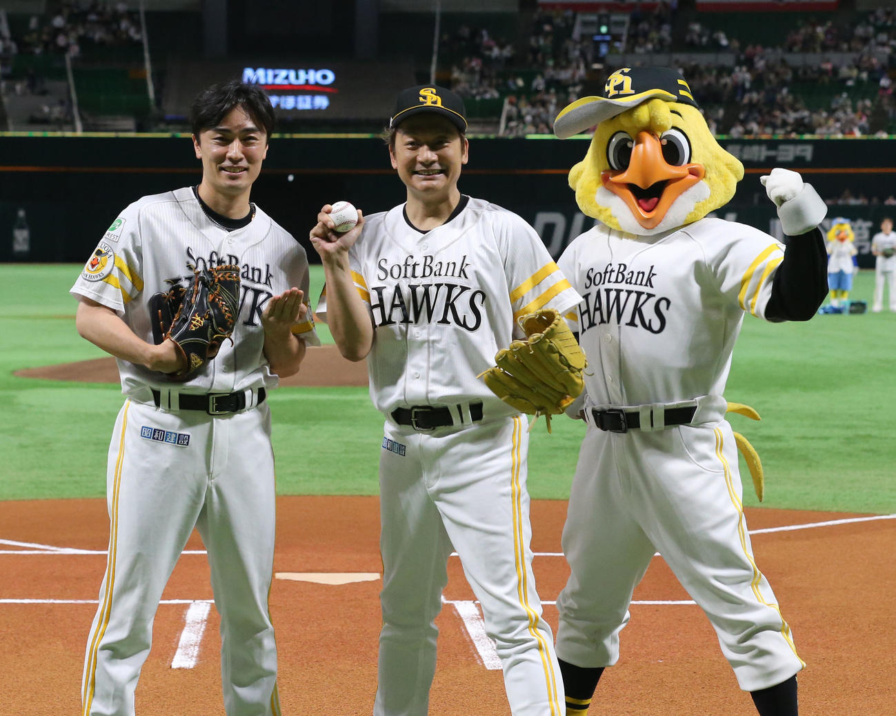 セレモニアルピッチ後に記念撮影に納まる香取慎吾(中央)と和田(左)(撮影・冨田成美)