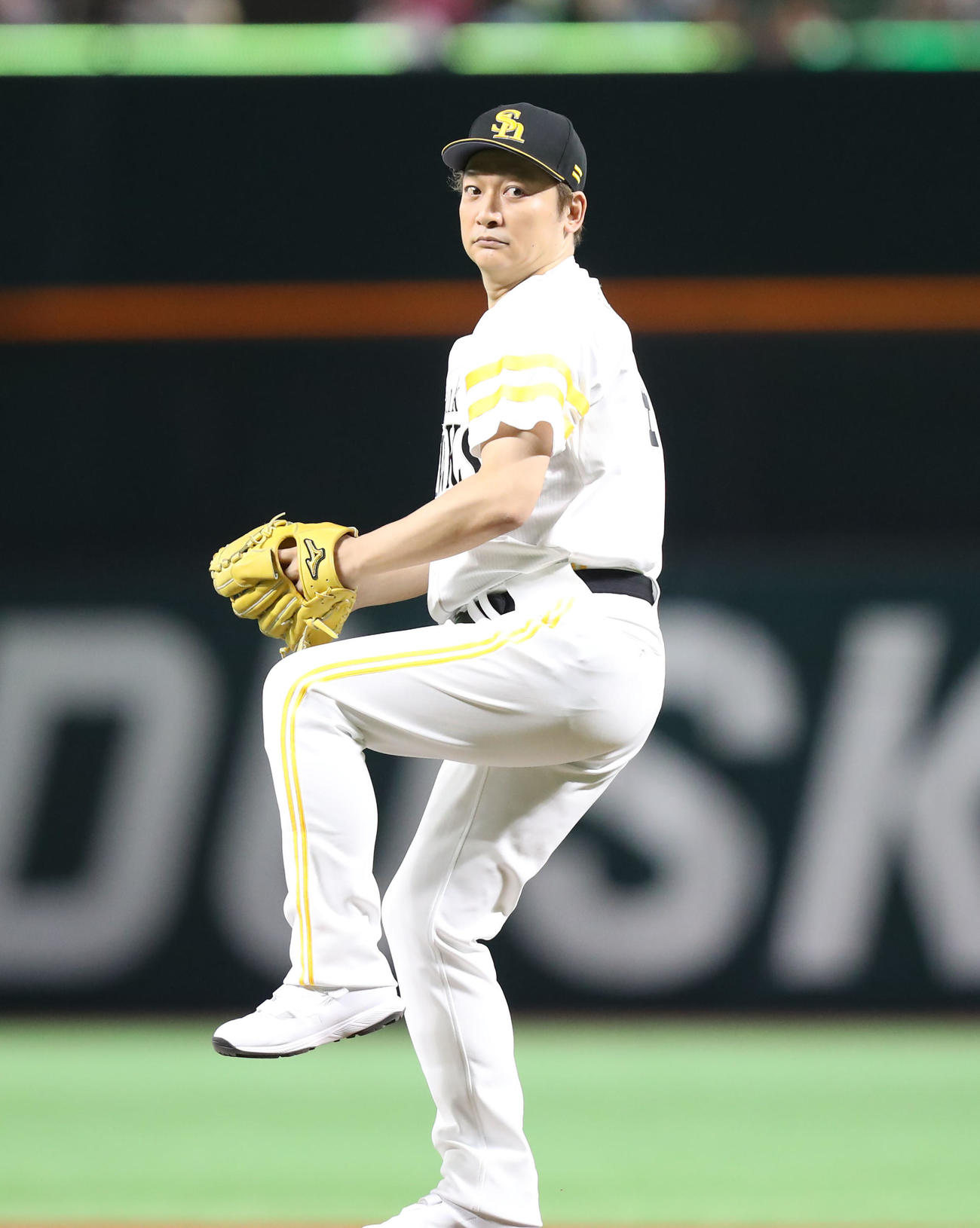 セレモニアルピッチを行う香取慎吾(撮影・冨田成美)