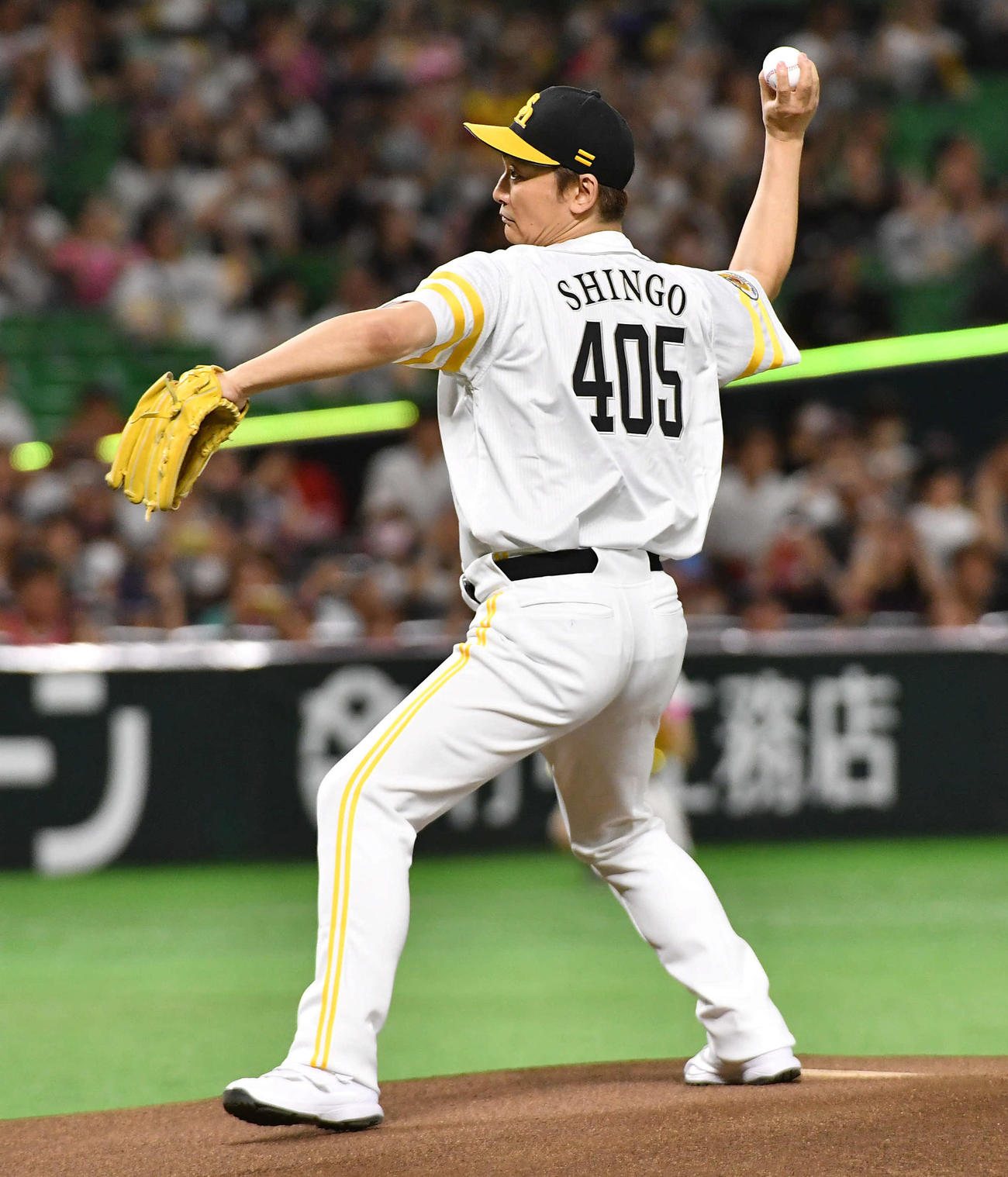ソフトバンク対楽天　セレモニアルピッチを務めたタレントの香取慎吾（撮影・岩下翔太）