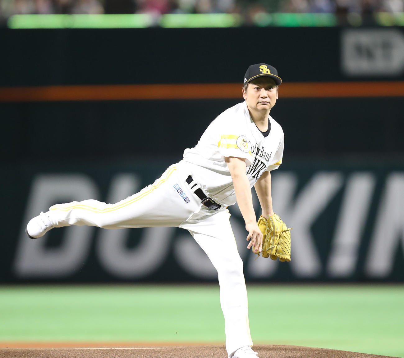 セレモニアルピッチを行う香取慎吾(撮影・冨田成美)