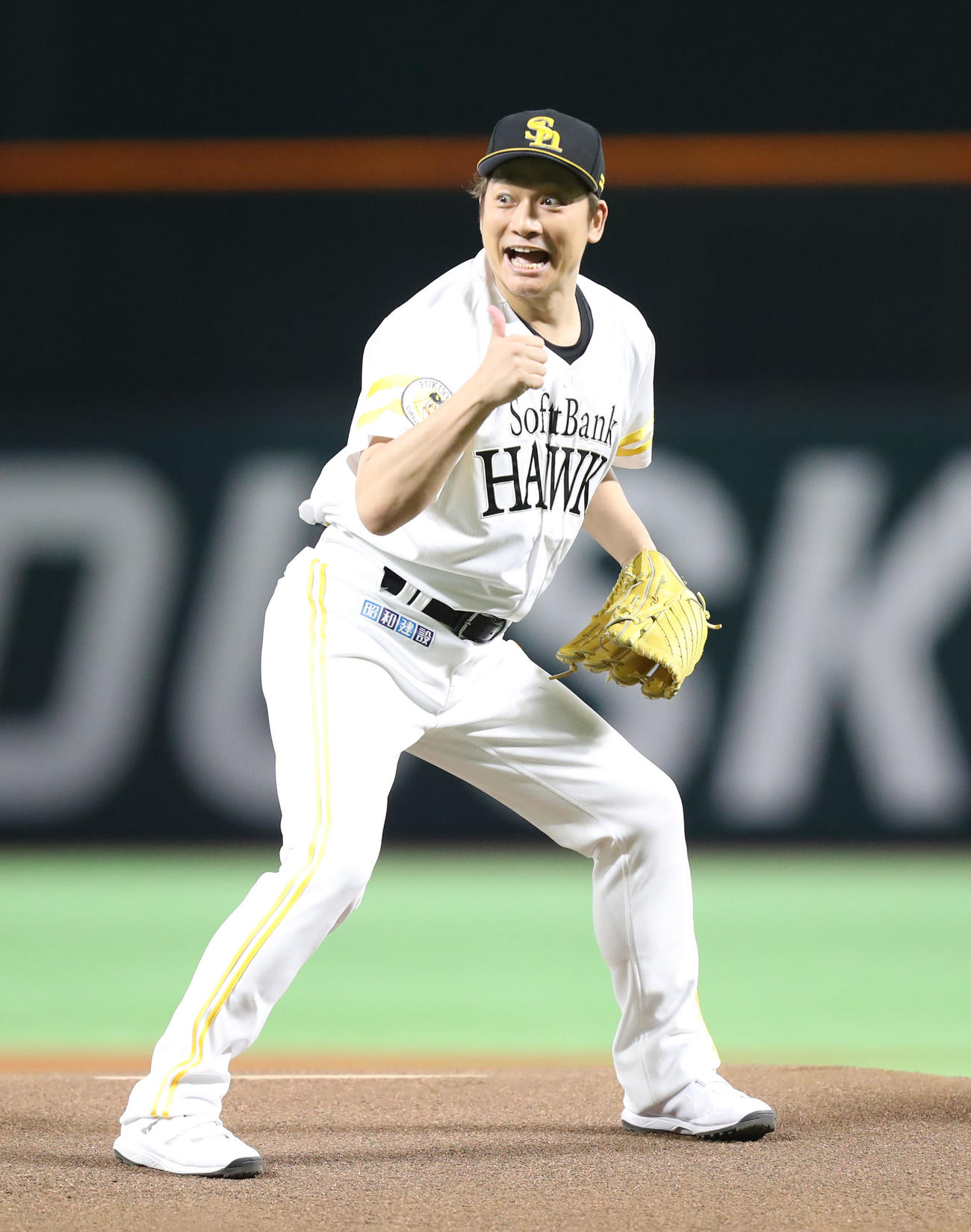 セレモニアルピッチを行いサムズアップする香取慎吾(撮影・冨田成美)
