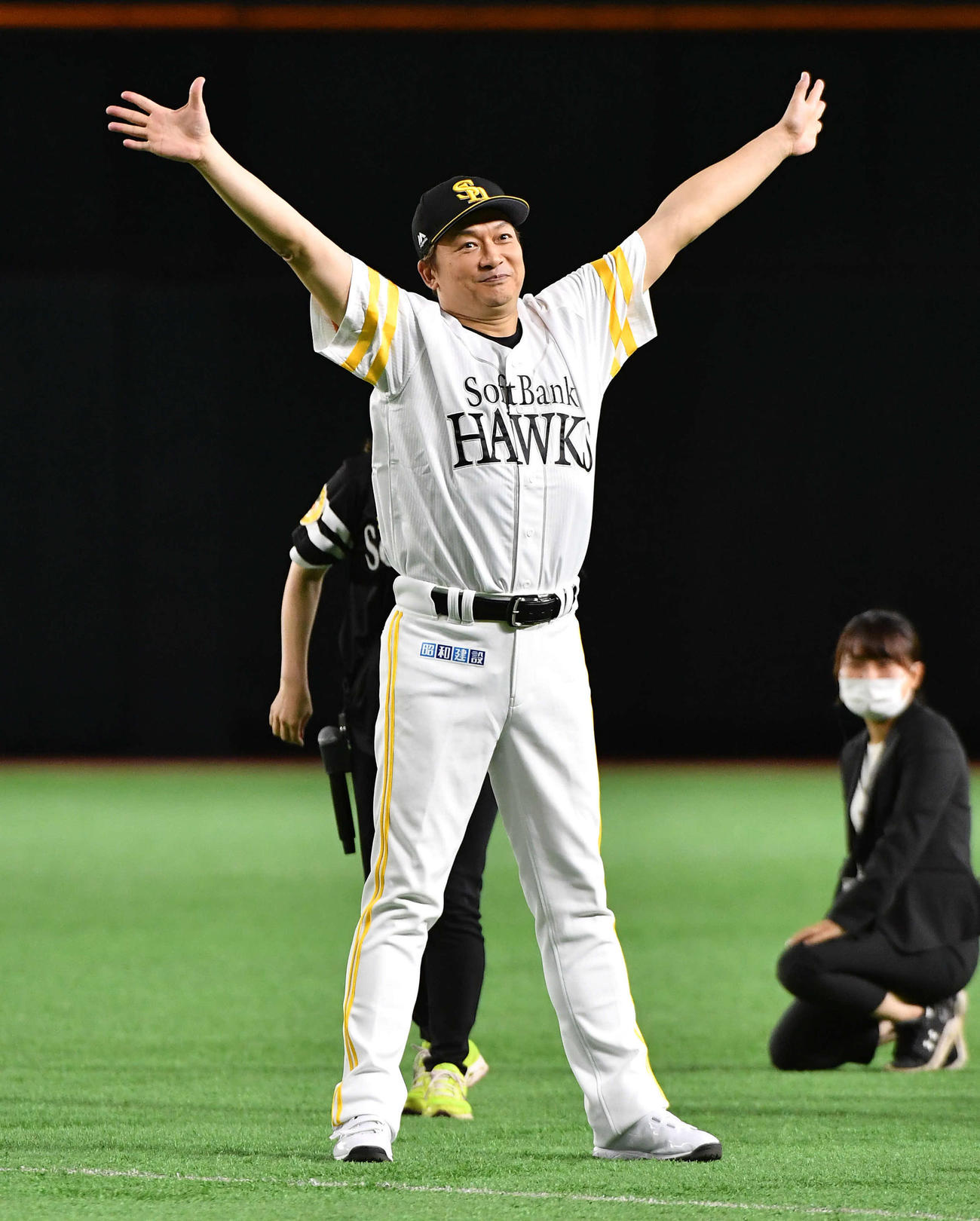 ソフトバンク対楽天　スタンドの観客に手を振るタレントの香取慎吾（撮影・岩下翔太）