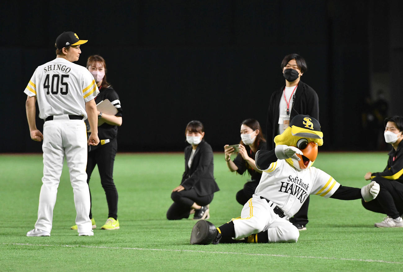 ソフトバンク対楽天　タレントの香取慎吾（左）に続いてスタンドの観客に手を振るも歓声が無く、ずっこけるハリーホーク（撮影・岩下翔太）