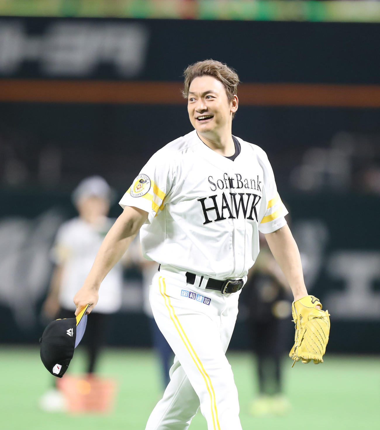 セレモニアルピッチを行い笑顔で引き揚げる香取氏(撮影・冨田成美)